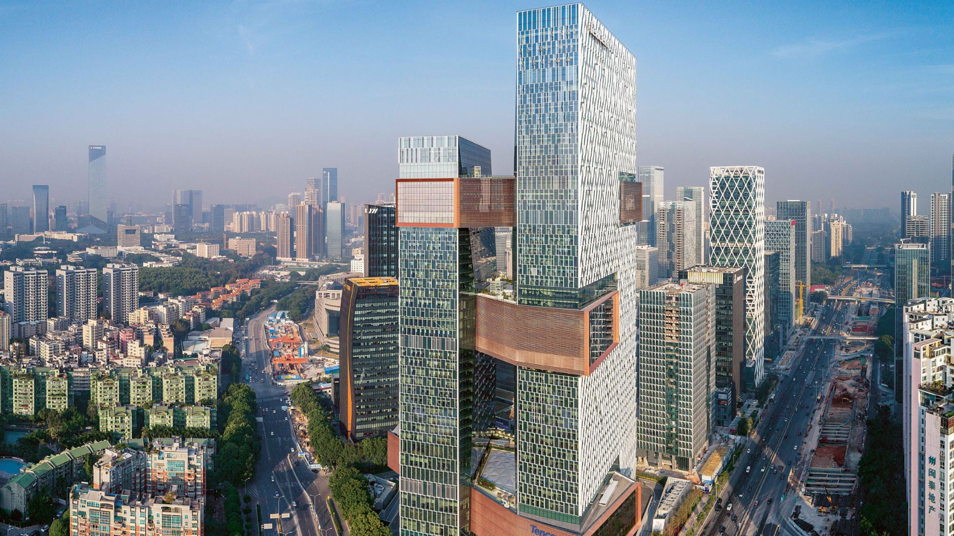 科技巨头：腾讯公司总部位于深圳，是中国最大的互联网公司之一。