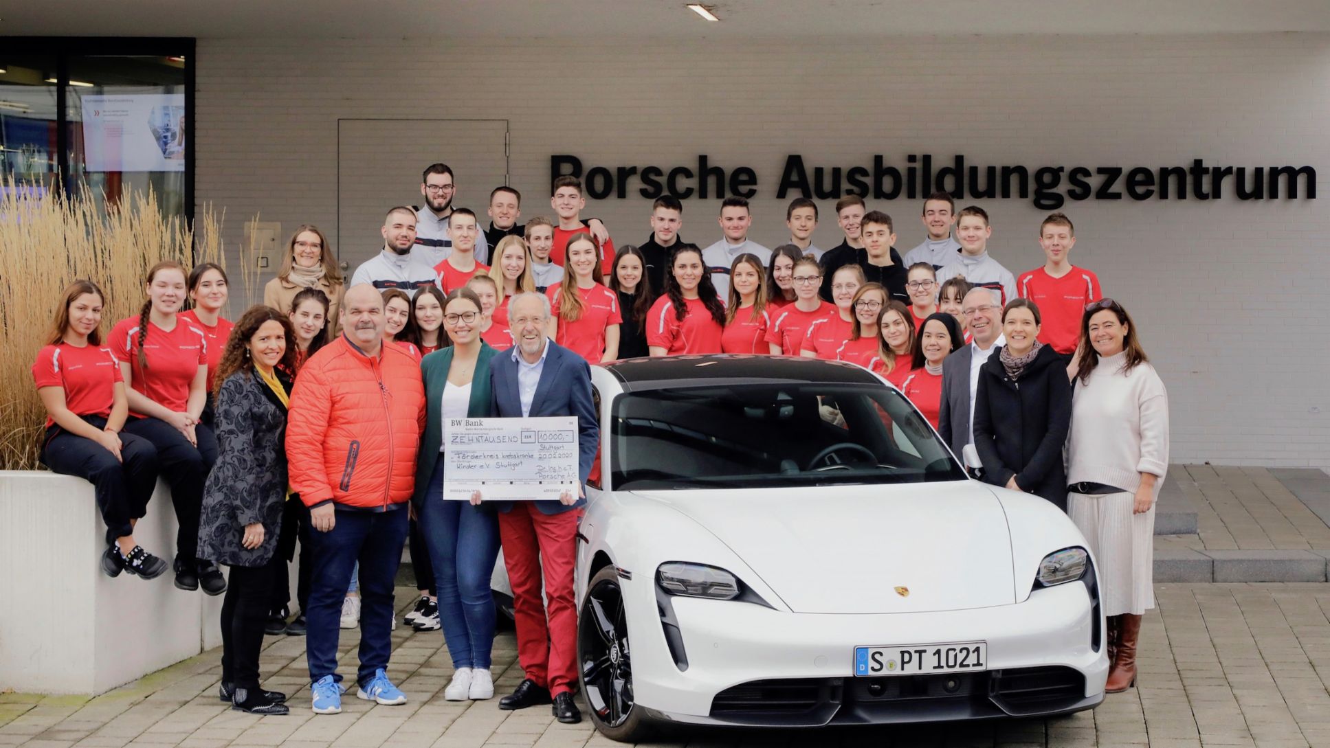 Scheckübergabe an Prof. Dr. Stefan Nägele, 1. Vorsitzender des Förderkreis krebskranke Kinder Stuttgart e. V., Taycan Turbo S, 2020, Porsche AG