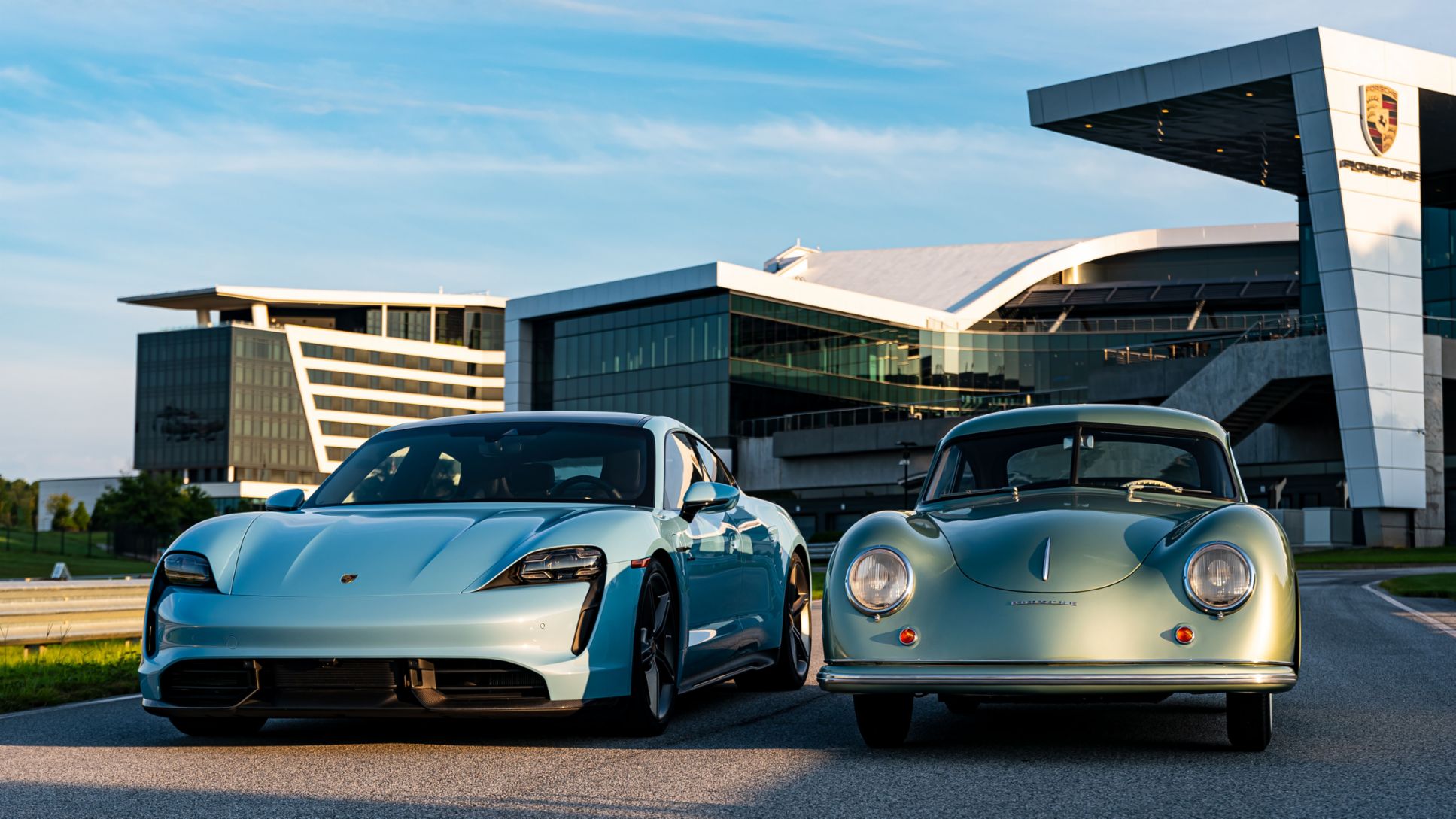 Taycan Turbo S de 2020 y 356 de 1950 en el Porsche Experience Center Atlanta, 2020, Porsche Cars North America, Inc.