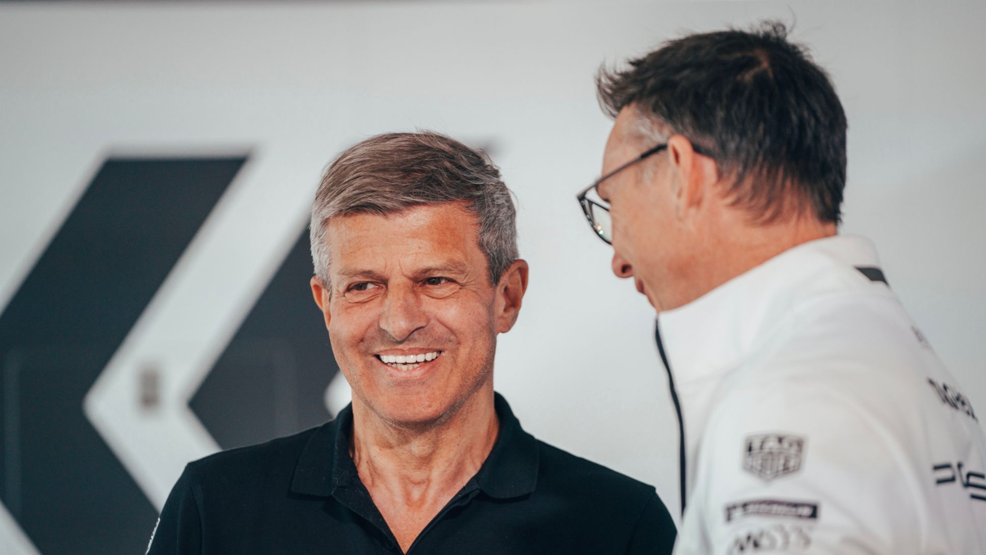 Fritz Enzinger, Vicepresidente de Porsche Motorsport, Amiel Lindesay, Director de Operaciones de Porsche en Fórmula E (i-d), 2021, Porsche AG