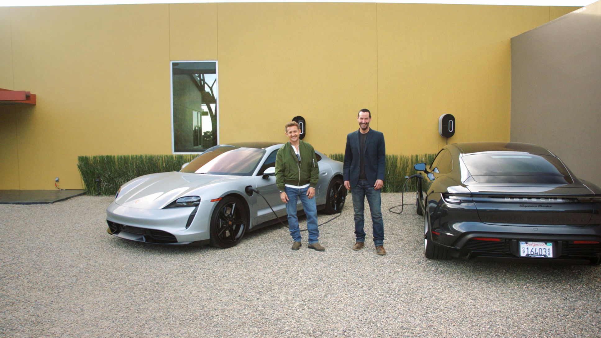 Alex Winter y Keanu Reeves (i-d), Taycan Turbo, 2021, Porsche AG
