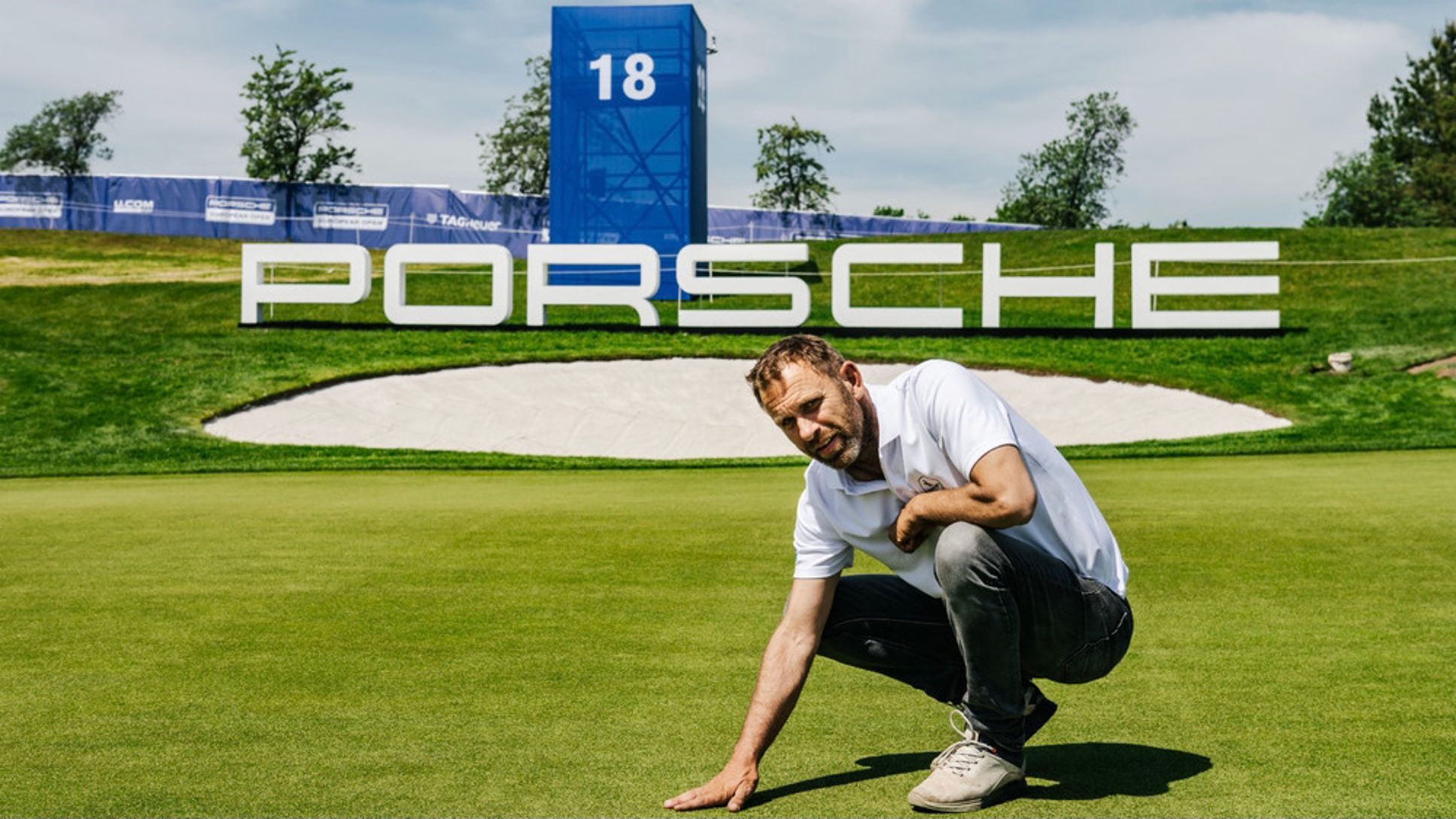 Michael Blesch, Mitbetreiber und Designer des Porsche Nord Course, auf dem 18. Grün, 2021, Porsche AG