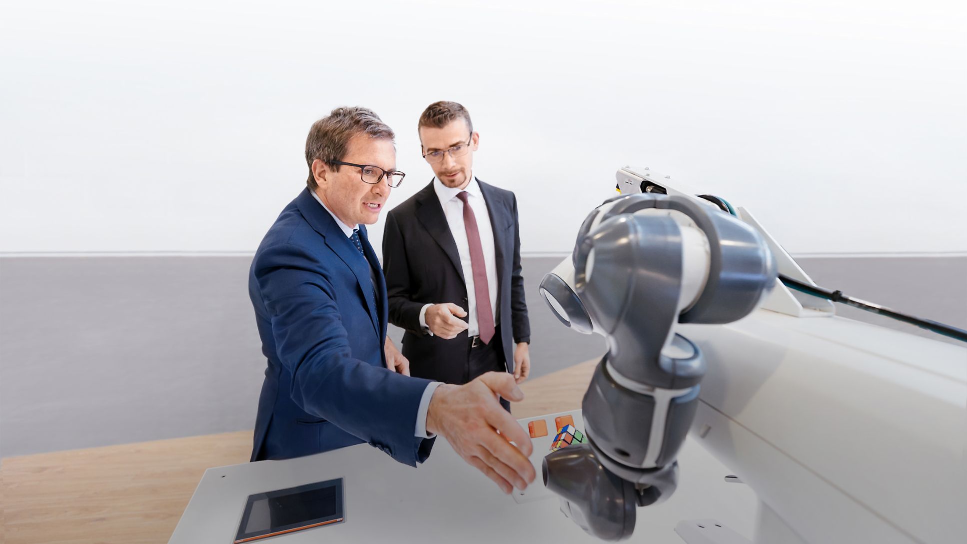 Leonardo Leani, Division Manager Robotics & Discrete Automation bei ABB (links), und Claudio Brusatori, Partner bei Porsche Consulting Italia, 2022, Porsche Consulting
