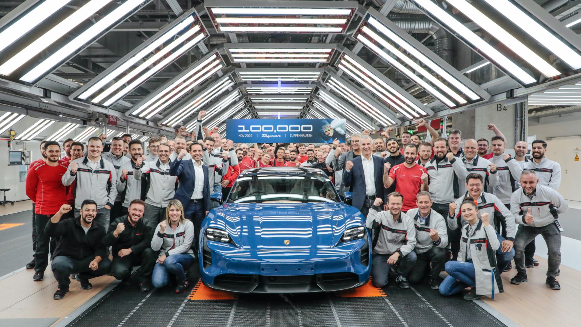 Taycan Nr. 100.000, Albrecht Reimold, Mitglied des Vorstandes, Produktion und Logistik, Mannschaft der Taycan Produktion, 2022, Porsche AG