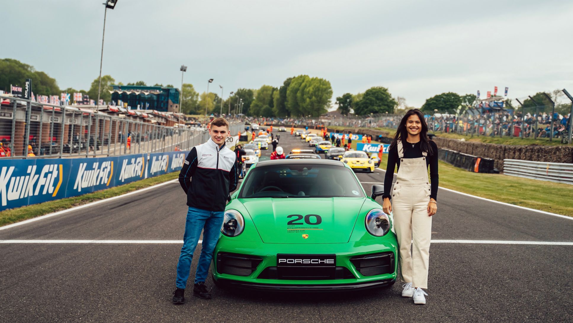 Harry King, campeón de la Porsche Carrera Cup Gran Bretaña 2020, y Emma Raducanu, embajadora de Porsche, 911 Carrera GTS, 2022, Porsche AG