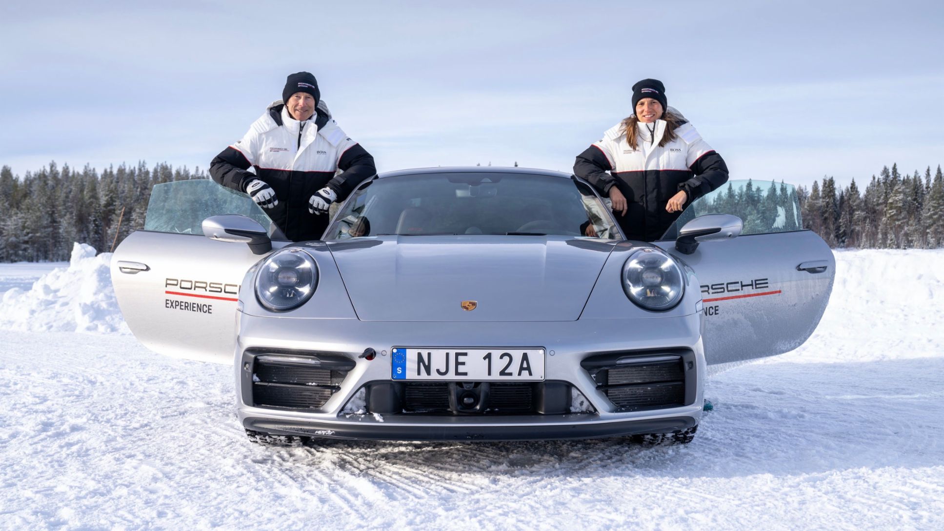 Ingemar Stenmark, Simona De Silvestro, l-r, 911 Carrera 4 GTS, Porsche Ice Experience, Schweden, 2022, Porsche AG