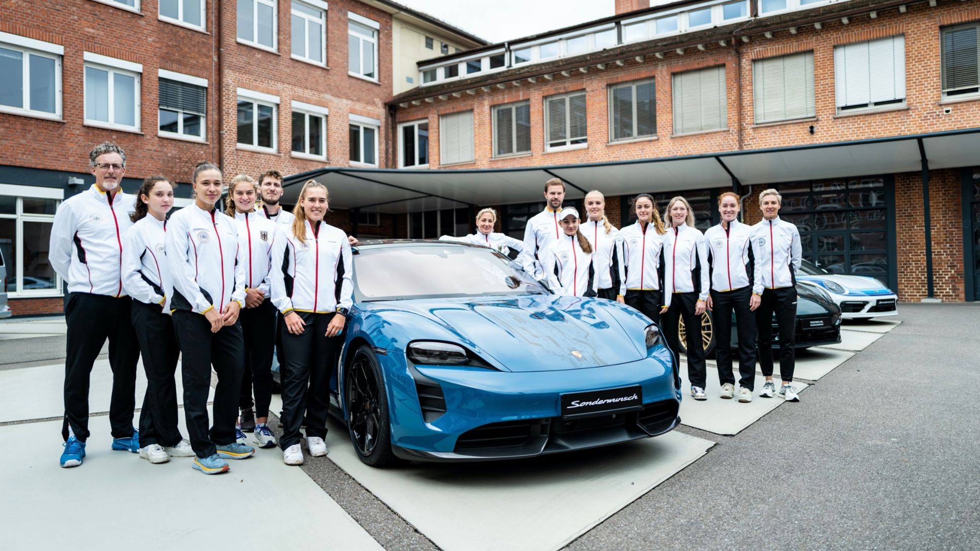 Porsche Junior Team mit Trainer- und Betreuerstab sowie Ergänzungsspielerinnen, Porsche Exclusive Manufaktur, Stuttgart, Deutschland, 2022, Porsche AG