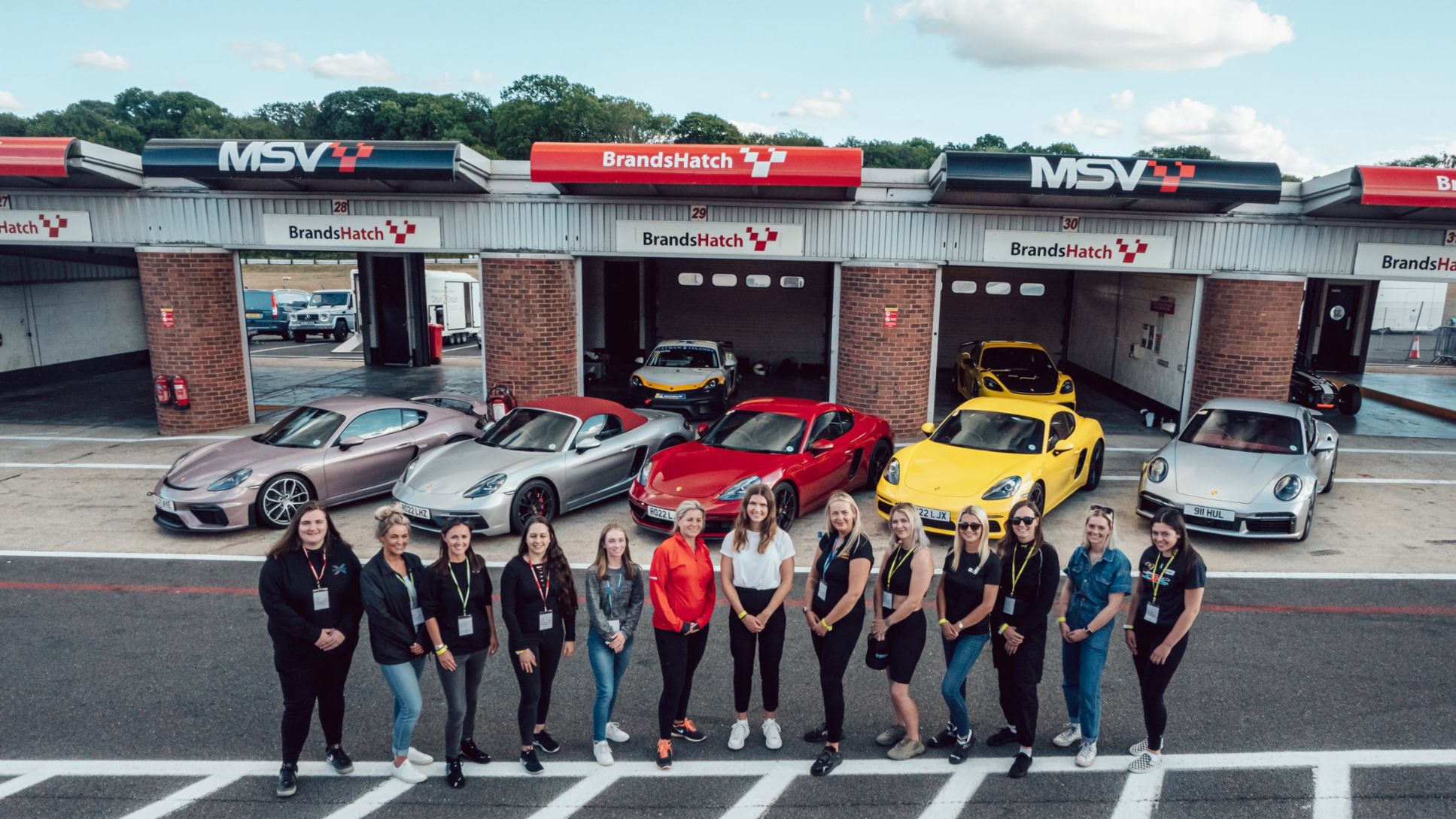 Esmee Hawkey (centro) junto a las asistentes al evento We Drive; 718 Cayman GT4, 718 Boxster GTS 4.0, 718 Cayman GTS 4.0, 718 Cayman, 911 Turbo S (i-d), Brands Hatch, Gran Bretaña, 2022, Porsche Cars Gran Bretaña