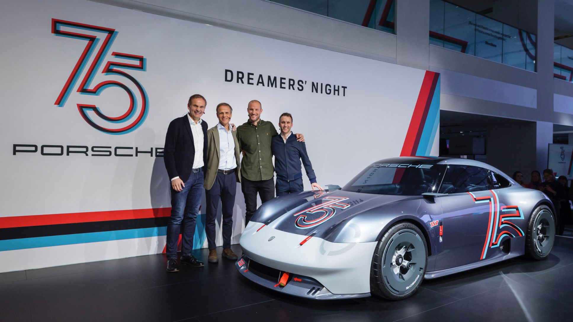 Oliver Blume, Vorstandsvorsitzender der Porsche AG, Michael Mauer, Leiter Style Porsche sowie die Markenbotschafter Aksel Lund Svindal und Timo Bernhard an der Designstudie Porsche Vision 357, (l-r), 2023, Porsche AG