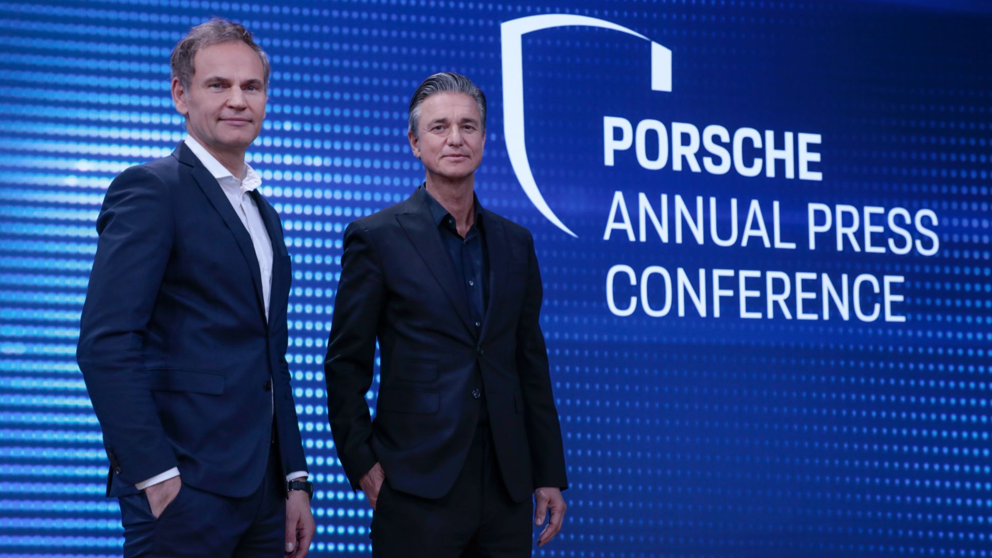 „Wir haben unter schwierigen Rahmenbedingungen das mit Abstand stärkste Ergebnis in der Geschichte von Porsche erreicht.“ CEO Oliver Blume und CFO Lutz Meschke sind zufrieden mit den Ergebnissen des Geschäftsjahrs 2022, 2023, Porsche AG