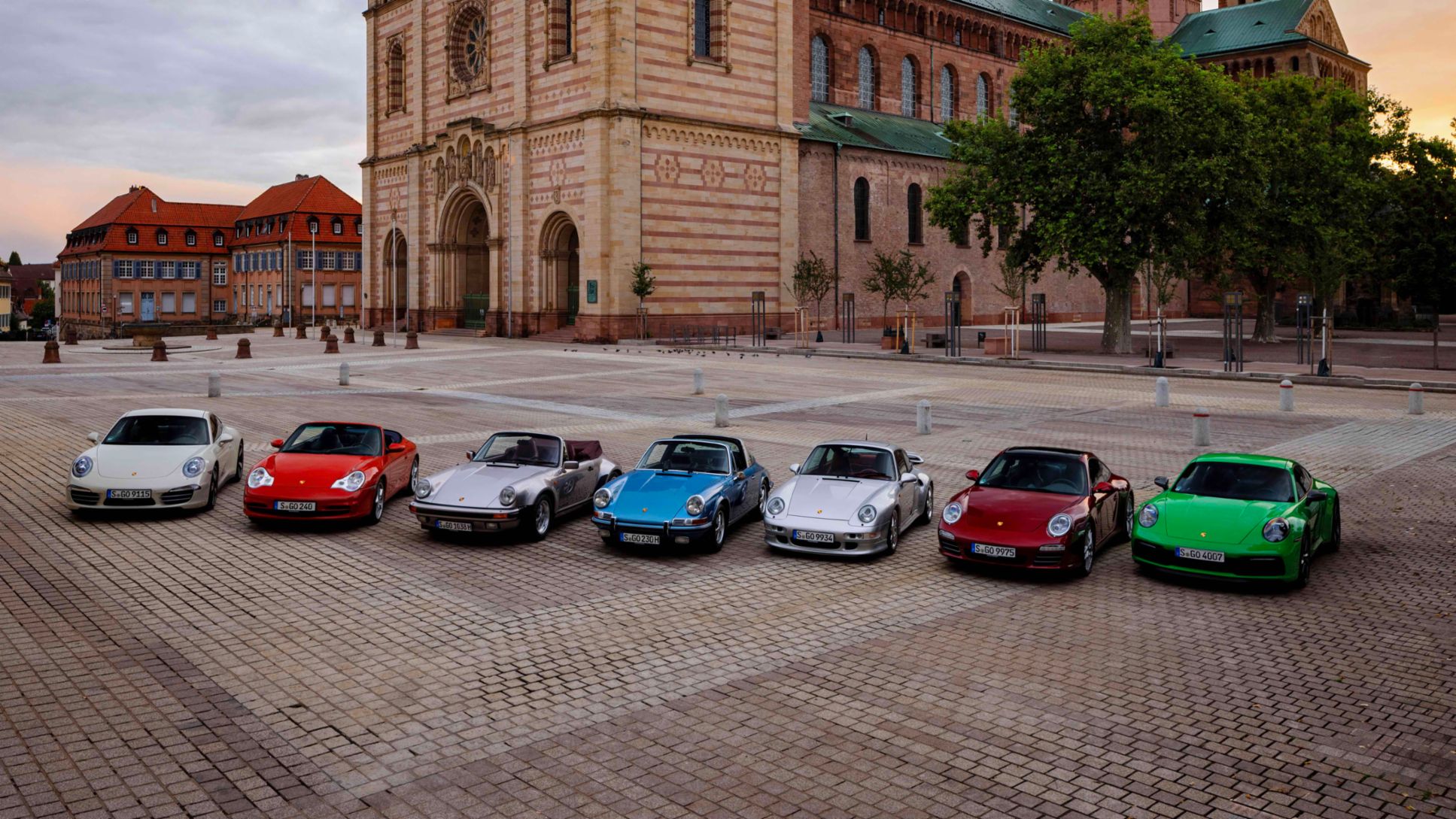 911 (991) Carrera S "50º Aniversario 911", 911 (996) Carrera 4 Cabriolet, 911 Carrera 3.2 Cabriolet "Turbo look", 911 S 2.2 Targa, 911 (997) Targa 4S, 911 (992) Carrera T (i-d), catedral de Espira, Porsche Heritage Experience, 2023, Porsche AG