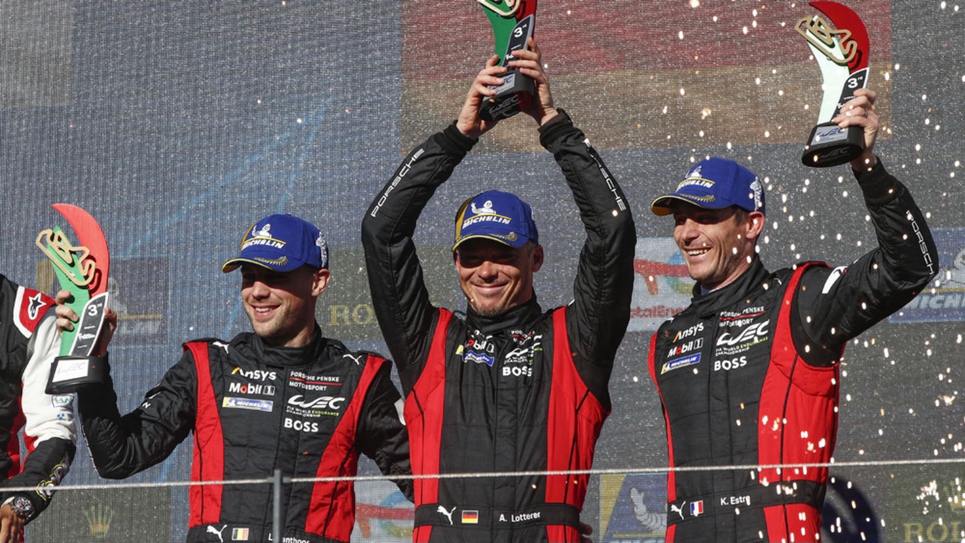 Kevin Estre (FRA), Andre Lotterer (ALE) y Laurens Vanthoor (BEL) (d-i), 6 Horas de Portimão, Campeonato del Mundo de Resistencia FIA (WEC), 2023, Porsche AG