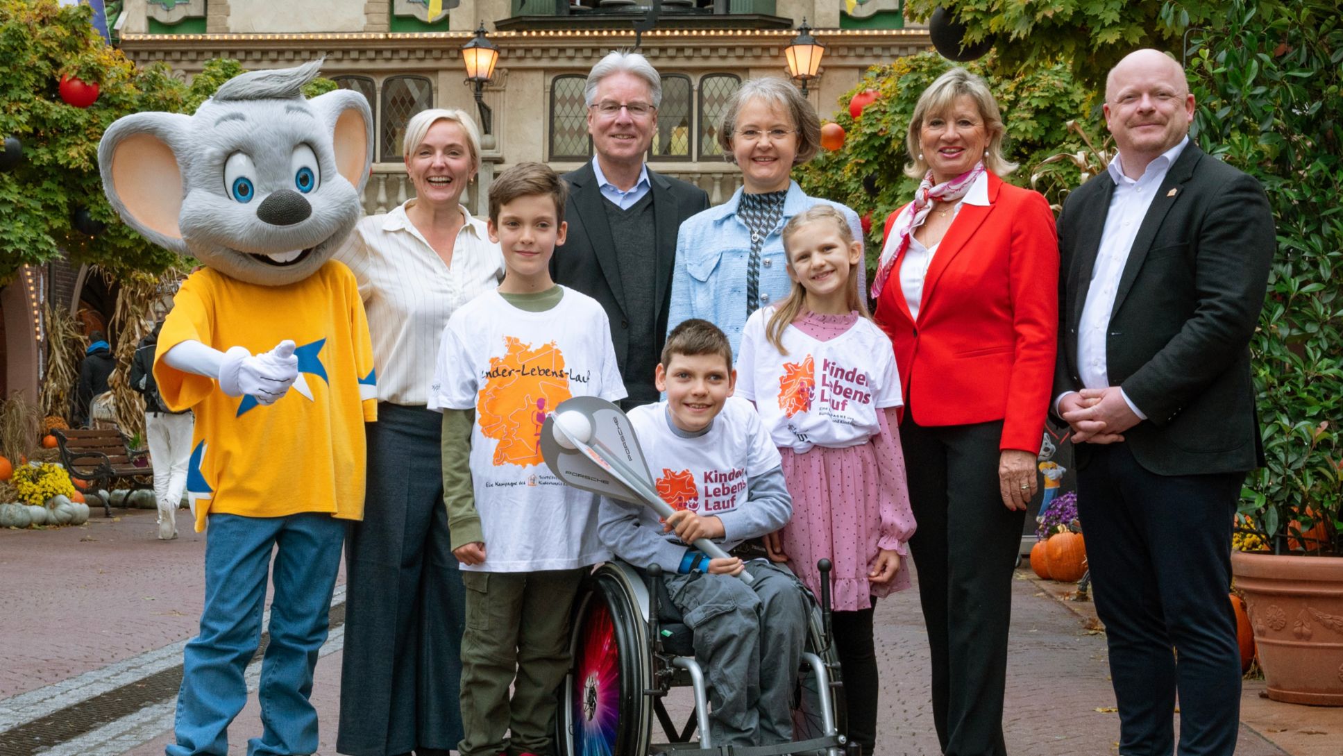 Franziska Kopitzsch, Geschäftsführerin des Bundesverband Kinderhospiz e.V. (2.v.l.), Andreas Haffner, Vorstand für Personal- und Sozialwesen (4.v.l.), Kinder-Lebens-Lauf, Europapark Rust, 2024, Porsche AG