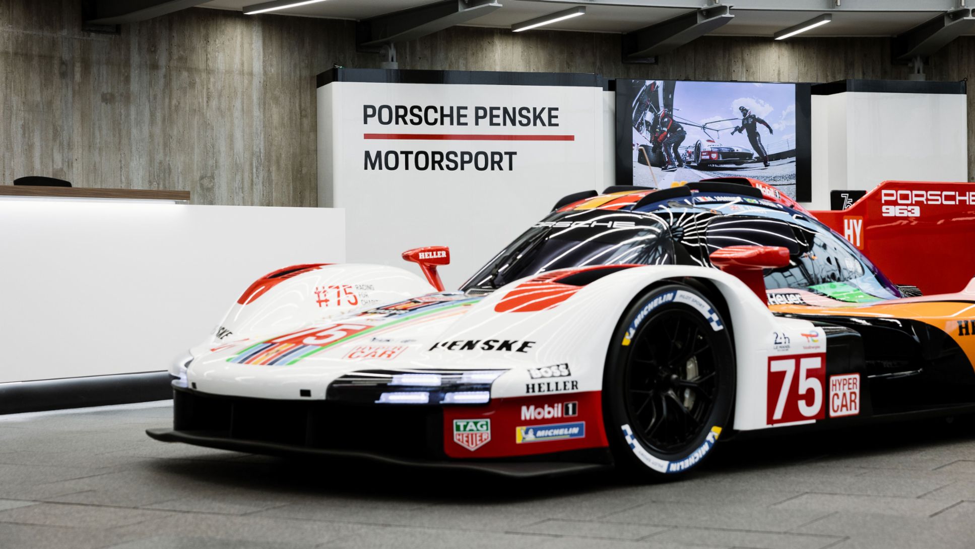 Porsche 963, Porsche Penske Motorsport, Standort in Mannheim, Eingangshalle, 2024, Porsche AG