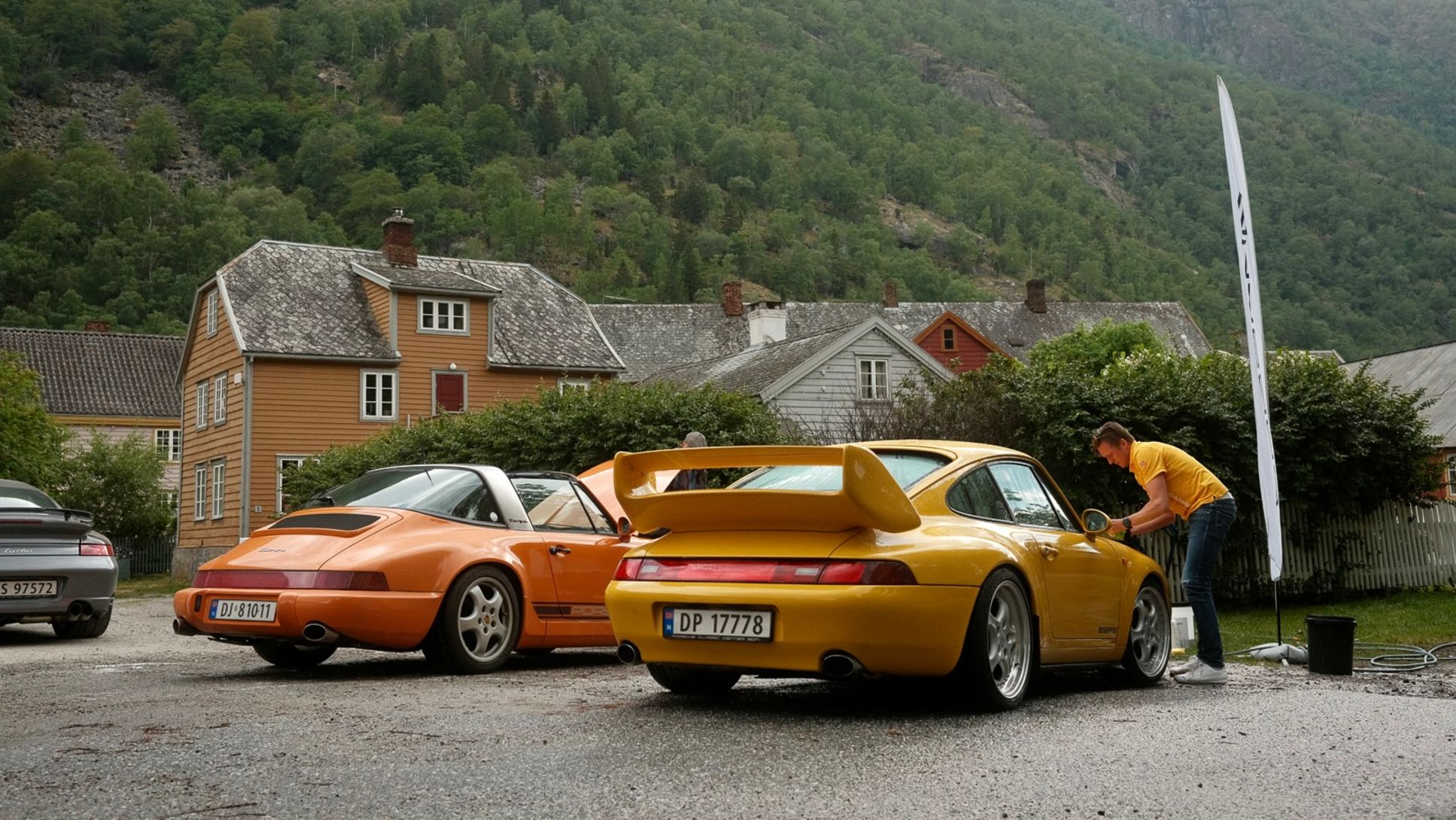 911 Turbo Cabriolet (996), 911 Targa (964), 911 Carrera RS (993, l-r), Fjordluft, Lærdal, Norwegen, 2024, Porsche AG
