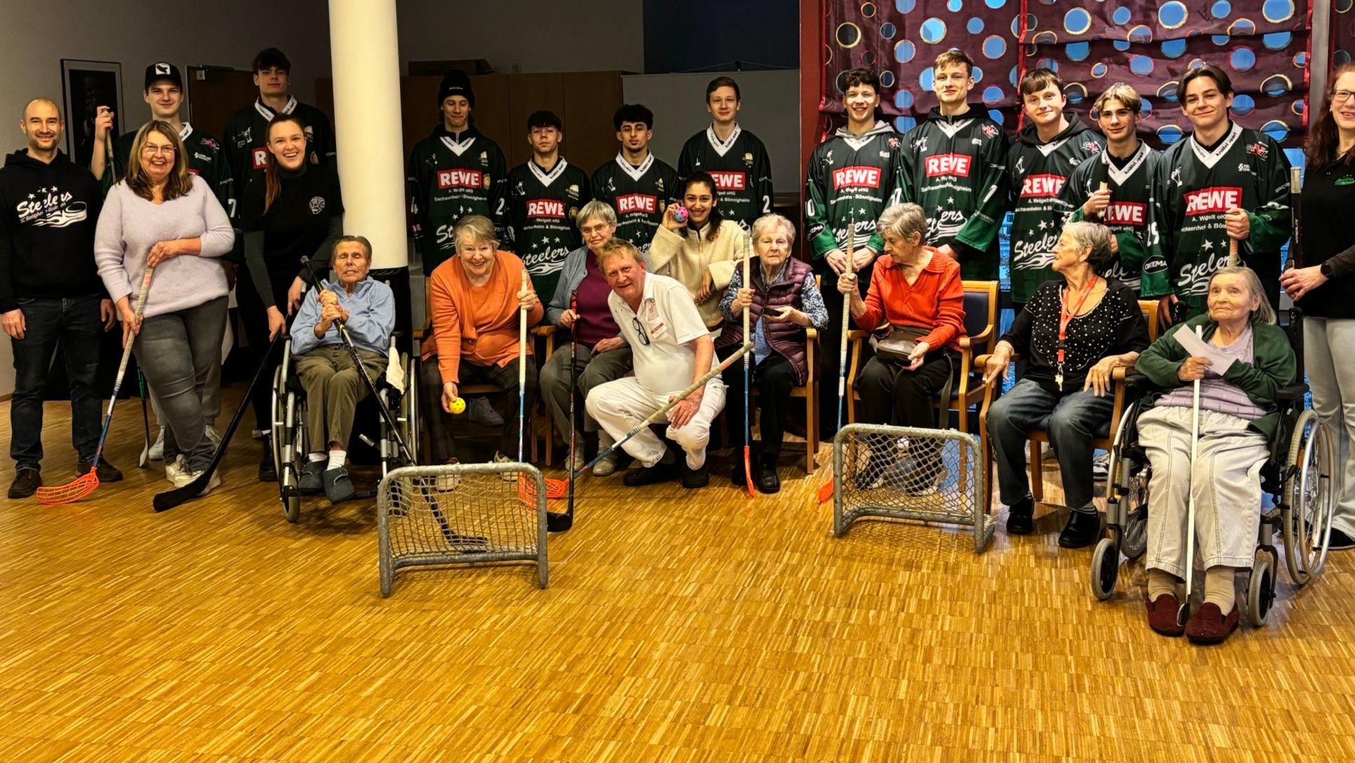 Bietigheim Steelers U17- und U20-Spieler, Bewohner des Altenheim Pro Seniore, Talente Hand in Hand, Bietigheim, 2025, Porsche AG