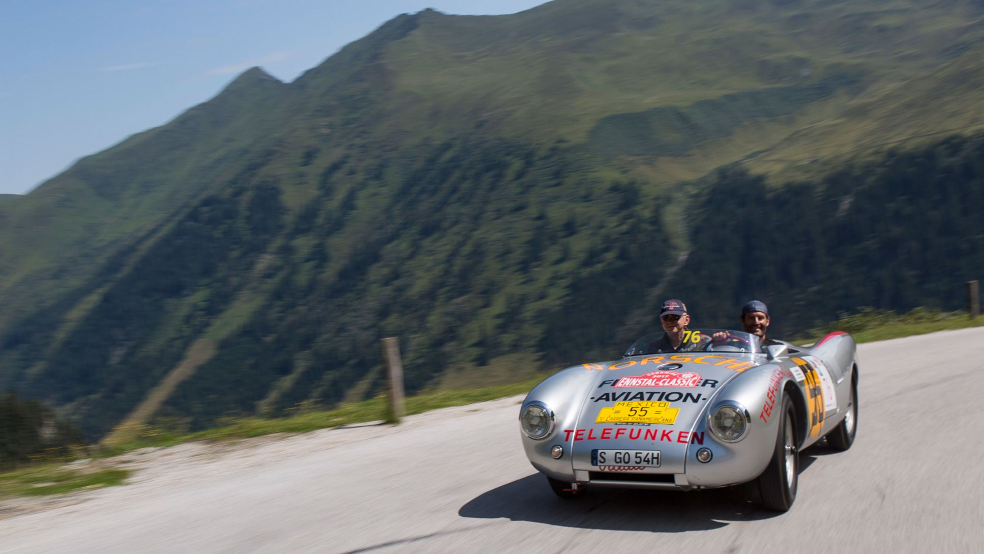 Mark Webber, Porsche-Markenbotschafter (r), 550 Spyder (Bj. 1954), Ennstal-Classic, 20.07.2017, Porsche AG