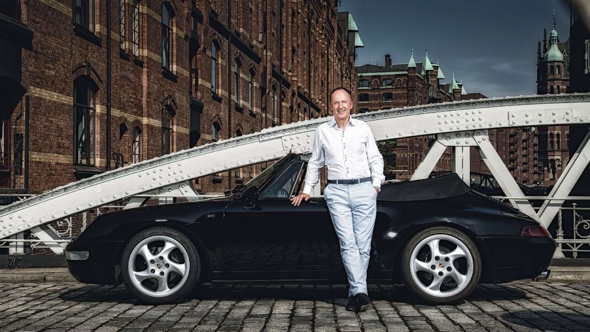 Karl J. Pojer, Boss von Hapag-Lloyd Cruises und Rennfahrer, Porsche 993 Cabriolet, Kannengießerort-Brücke, Hamburg, Deutschland, 2016, Porsche AG