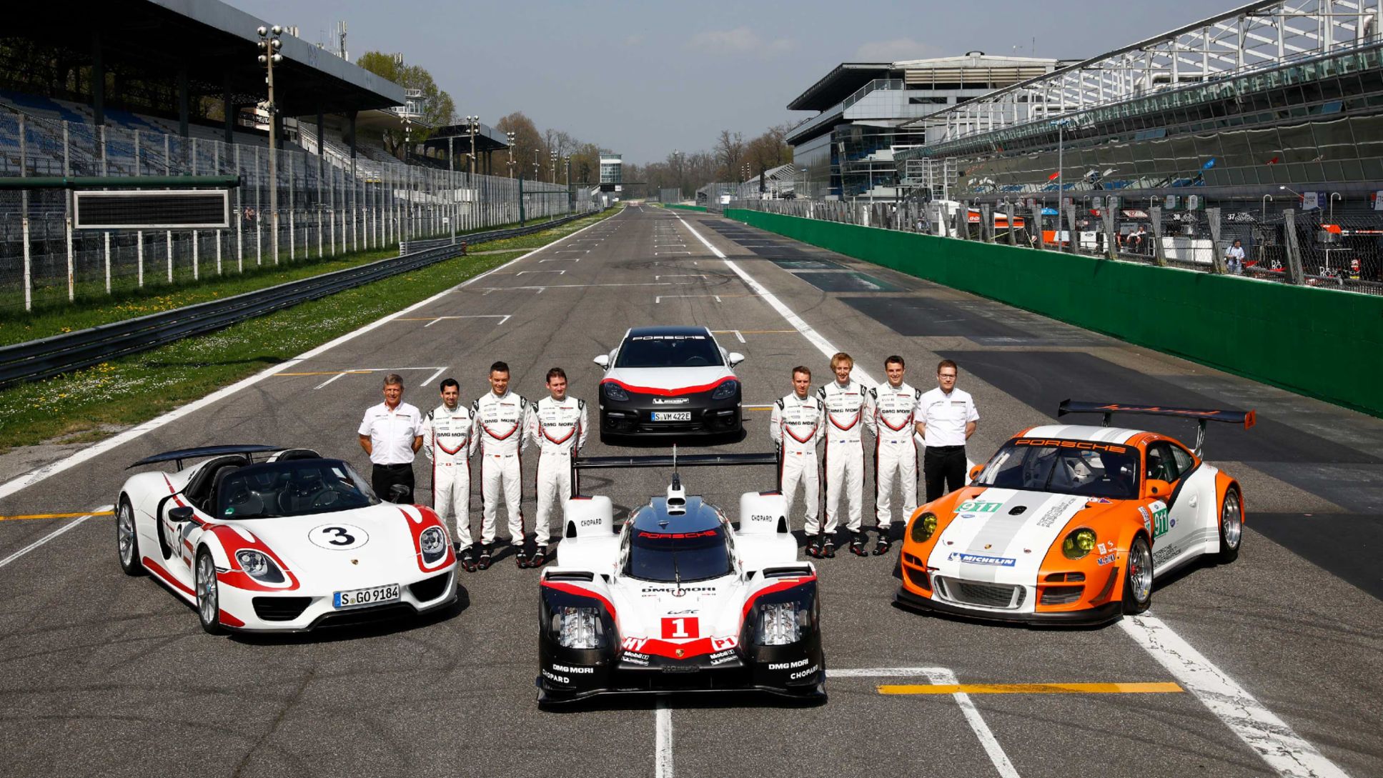 Vorstellung Porsche 919 Hybrid, Fahrer und Management Porsche LMP Team, Porsche 918 Spyder, 911 GT3 R Hybrid, Panamera Turbo S E-Hybrid (hinten), Monza, Porsche AG