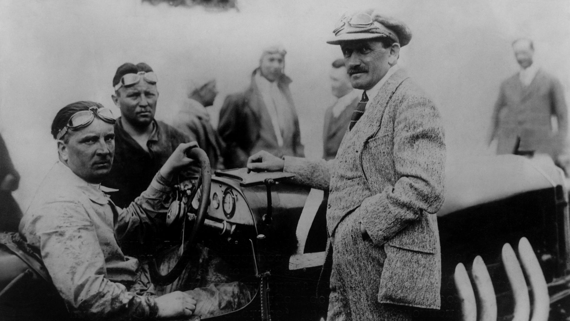 Alfred Neubauer (l.), Rennleiter, Ferdinand Porsche (r.), Targa Florio 1924, Porsche AG