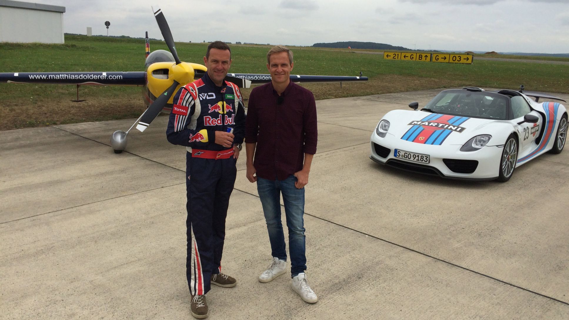 (l.-r.) Matthias Dolderer, air race pilot, Matthias Malmedie, GRIP test driver, 918 Spyder, racing aircraft Zivko Edge 540 V3, airport Zweibr&uuml;cken, 2016, Porsche AG