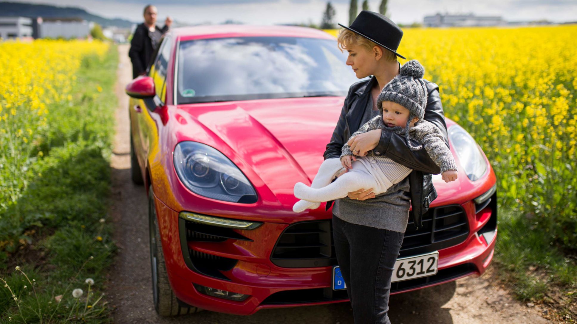 Thies Janknecht, Mia Bühler and her son Neon, l-r, Macan GTS, Stuttgart, Germany, 2017, Porsche AG