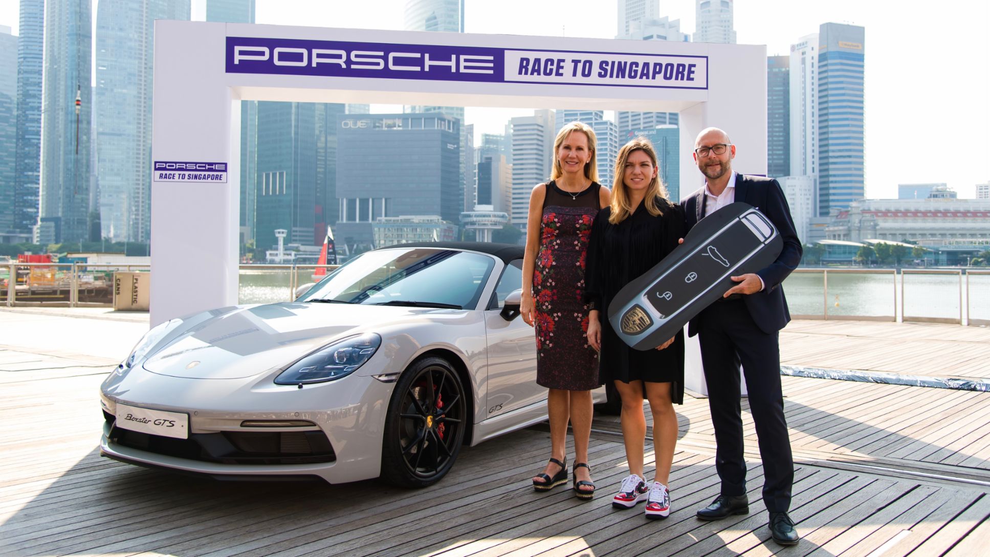 Micky Lawler (WTA), Simona Halep (Porsche Race to Singapore 2017 and 2018 winner), Oliver Eidam (Porsche AG), l-r, 718 Boxster GTS, Singapore, 2018, Porsche AG