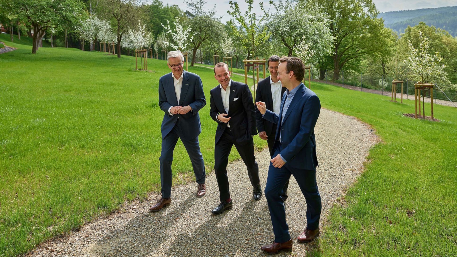 Walking meetings are on the agenda at B. Braun Melsungen AG, a leading medical technology company. Dr. Wolfgang Freibichler (Porsche Consulting, right) focuses on “nudges” that promote the creativity and health of employees. Photo: Porsche Consulting
