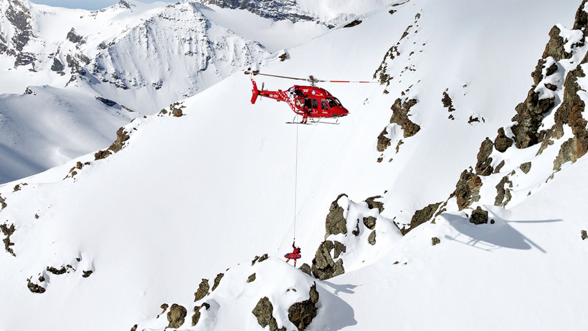 Rettungshubschrauber von Air Zermatt am Schweizer Matterhorn (Foto: Christoph Bauer)