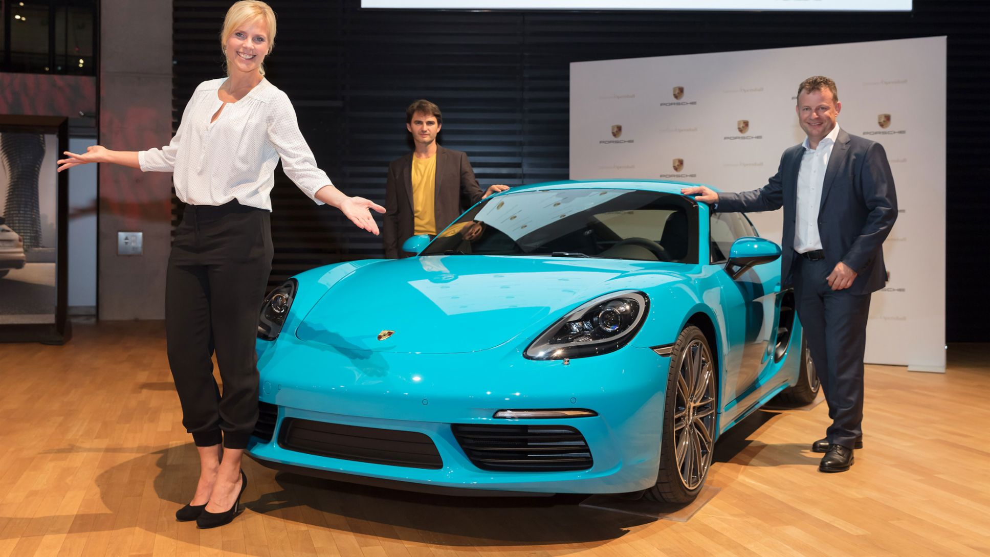 Melanie Marschke, Schauspielerin, Lenn Kudrjawizki, Schauspieler, Gerd Rupp, Vorsitzender der Geschäftsführung von Porsche Leipzig, l-r, 718 Cayman, 2017, Porsche AG