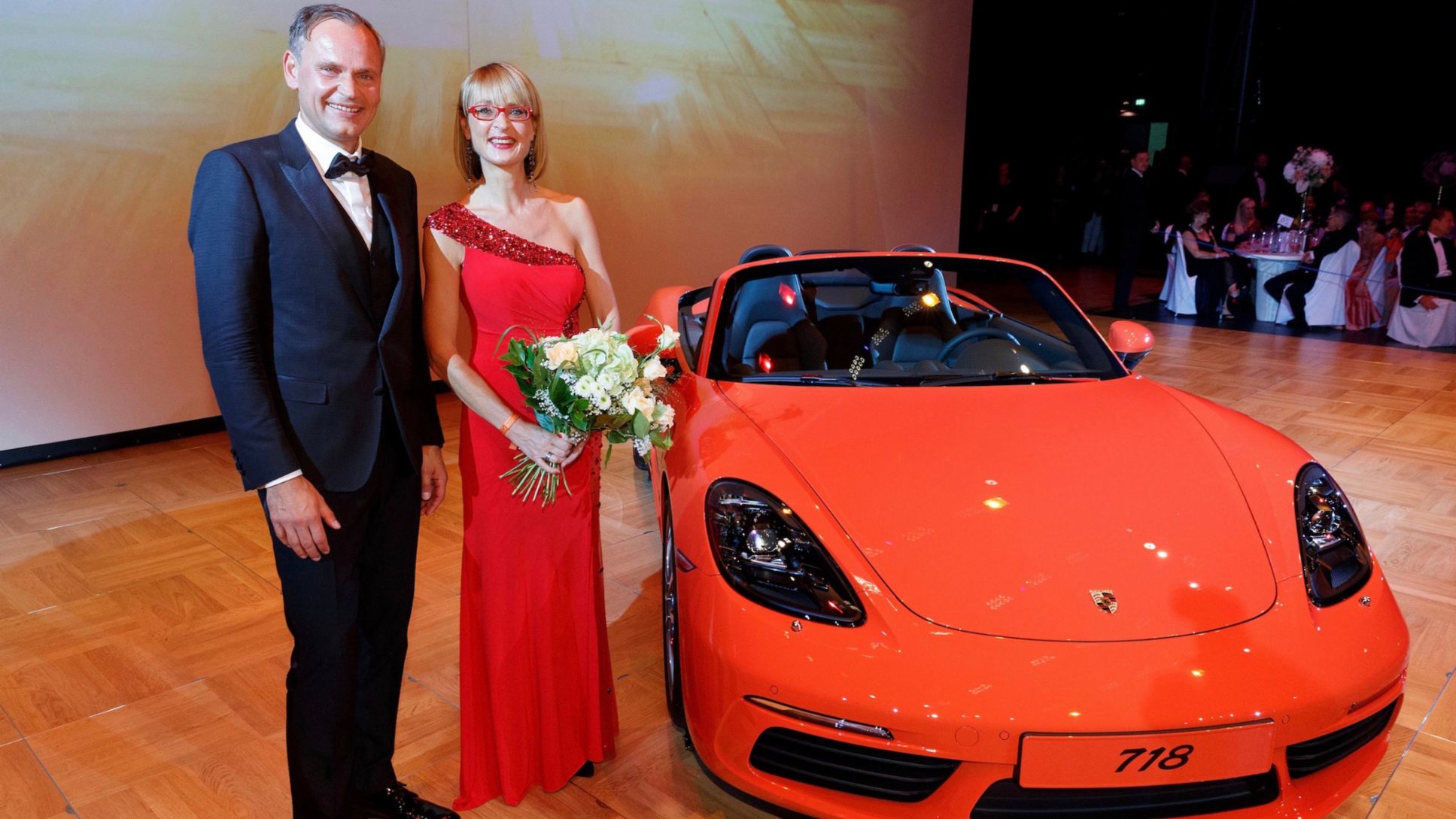 Oliver Blume, Vorstandsvorsitzender der Porsche AG, Peggy Huber, Tombola-Hauptpreisgewinnerin  l-r, Leipziger Opernball, 2016, Porsche AG