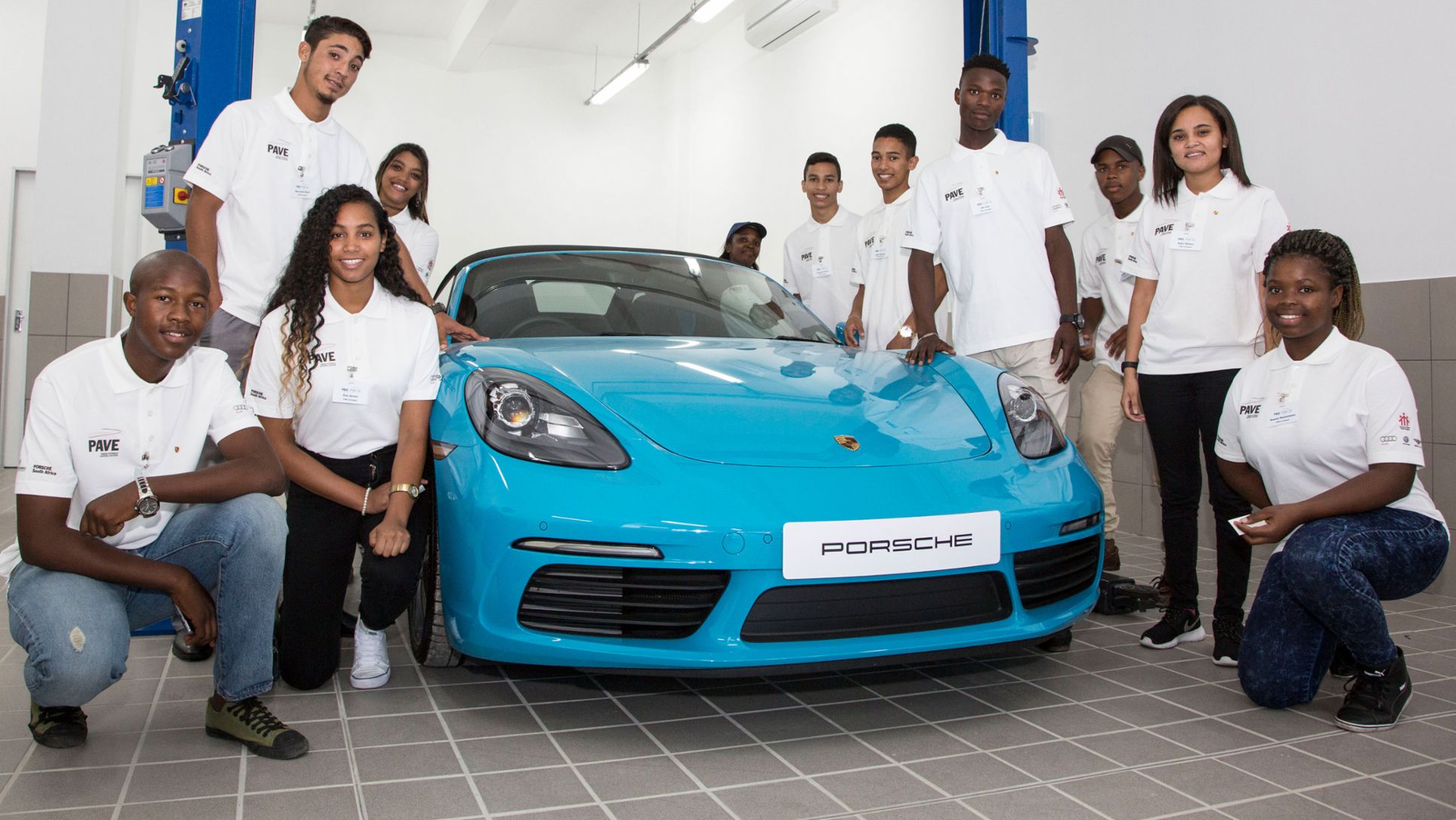 Schüler des ersten Ausbildungsjahrgangs, Werkstatt des Porsche Training and Recruitment Center South Africa, Kapstadt, 2017, Porsche AG