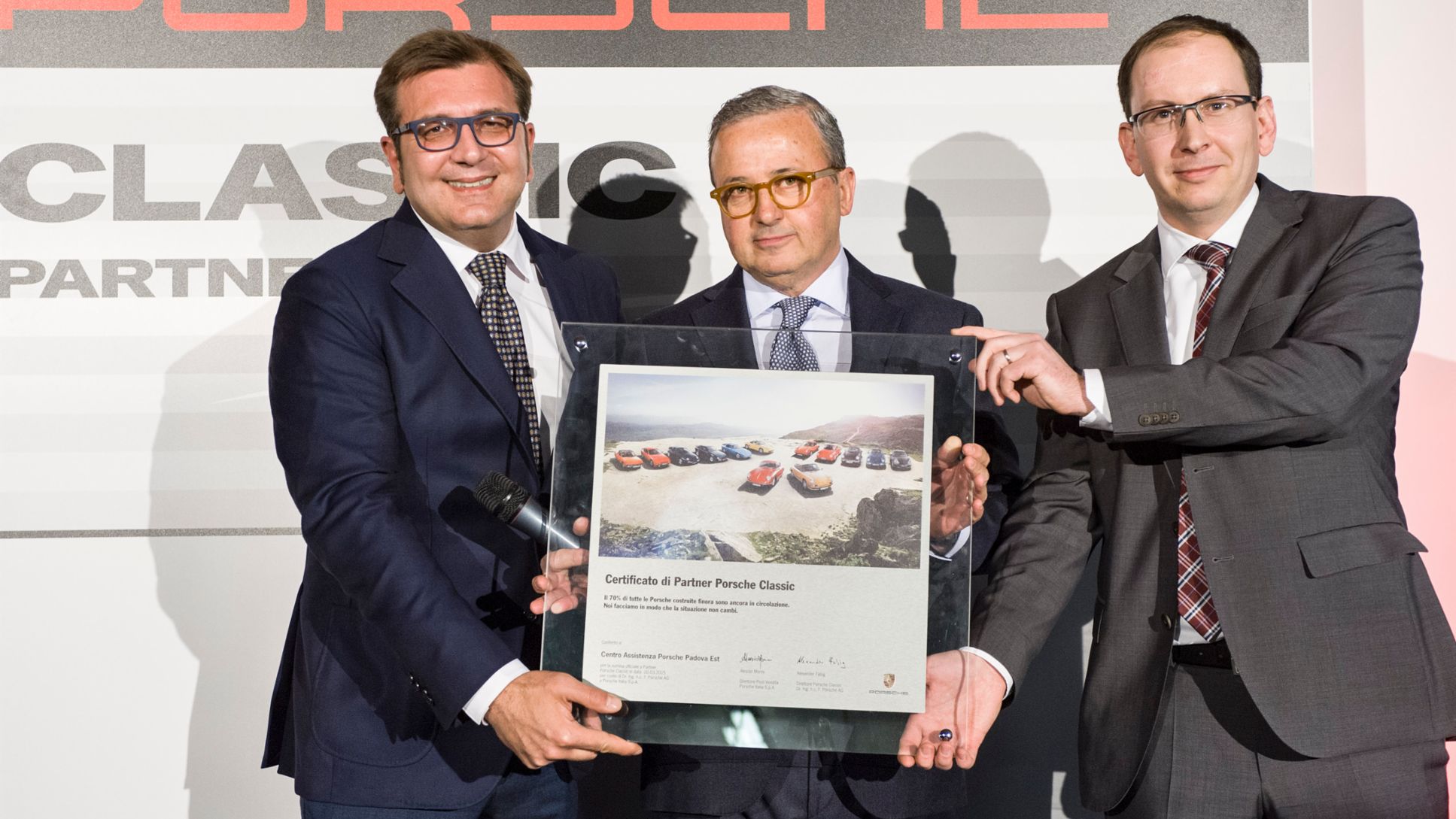 Consegna del certificato di Porsche Classic Partner a Paolo Verardini; da sinistra Alessio Morini (After Sales Manager), Paolo Verardini (titolare del Porsche Classic Partner) e Alexander Fabig (Director Porsche Classic PAG)