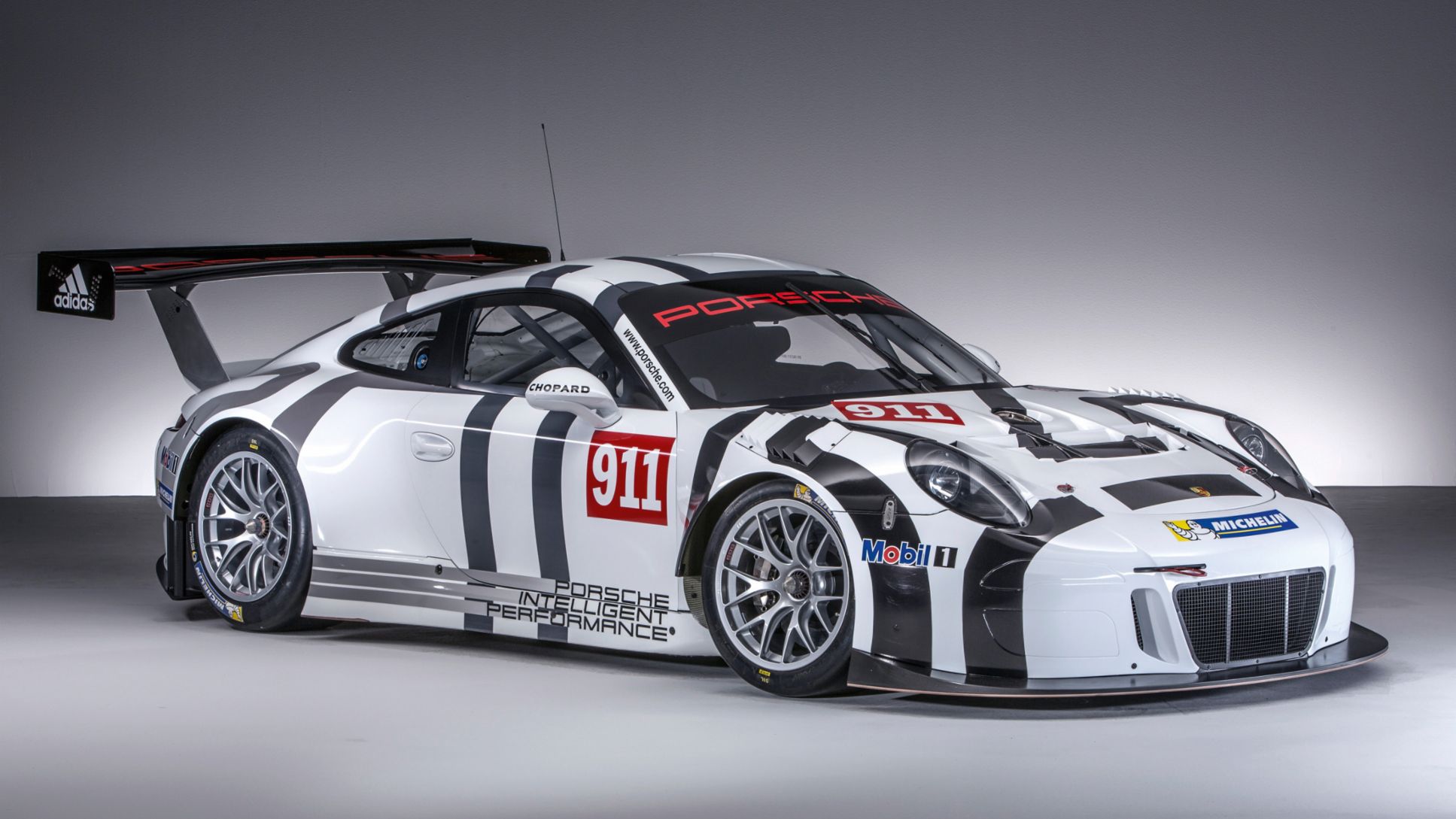 Più leggera, più efficiente, più veloce: la nuova 911 GT3 R