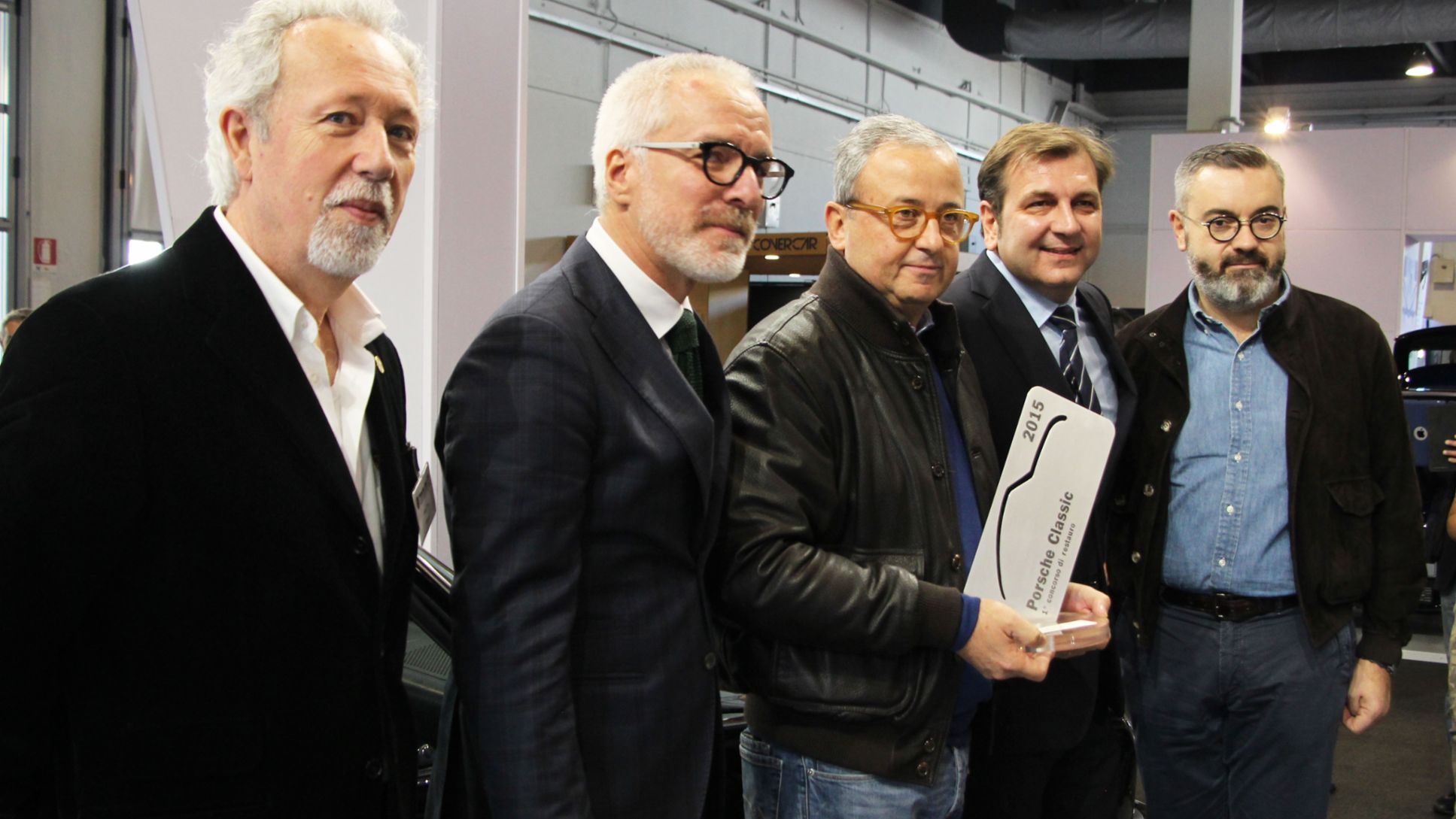 La giuria con il vincitore, da sinistra: Mario Nicu, Presidente Registro 911, Pietro Innocenti, Direttore Generale Porsche Italia, Paolo Verardini vincitore del concorso, Alessio Morini, Direttore After Sales Porsche Italia e Andrea Gruppach, Presidente della Federazione dei Club