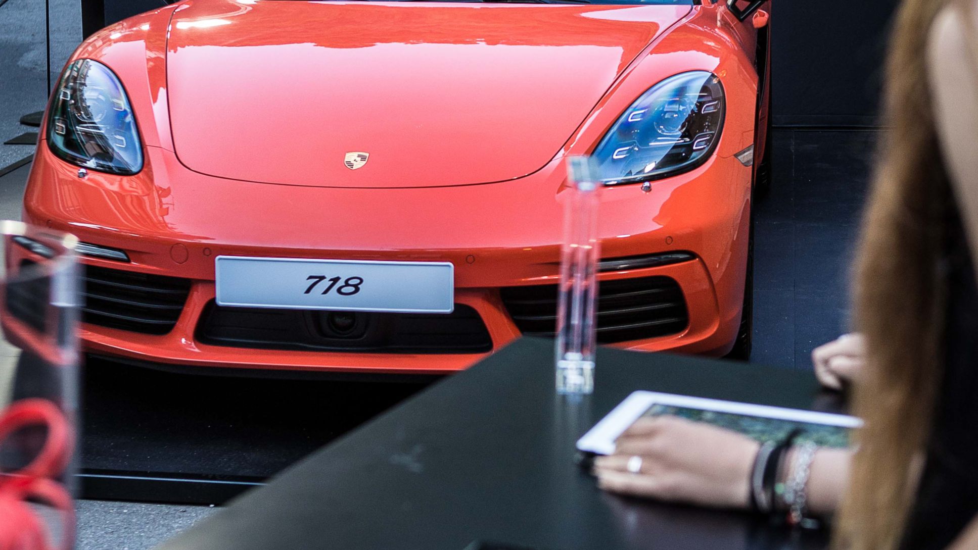 Porsche 718 Boxster S in esposizione durante le serate dell'Emotional Tour