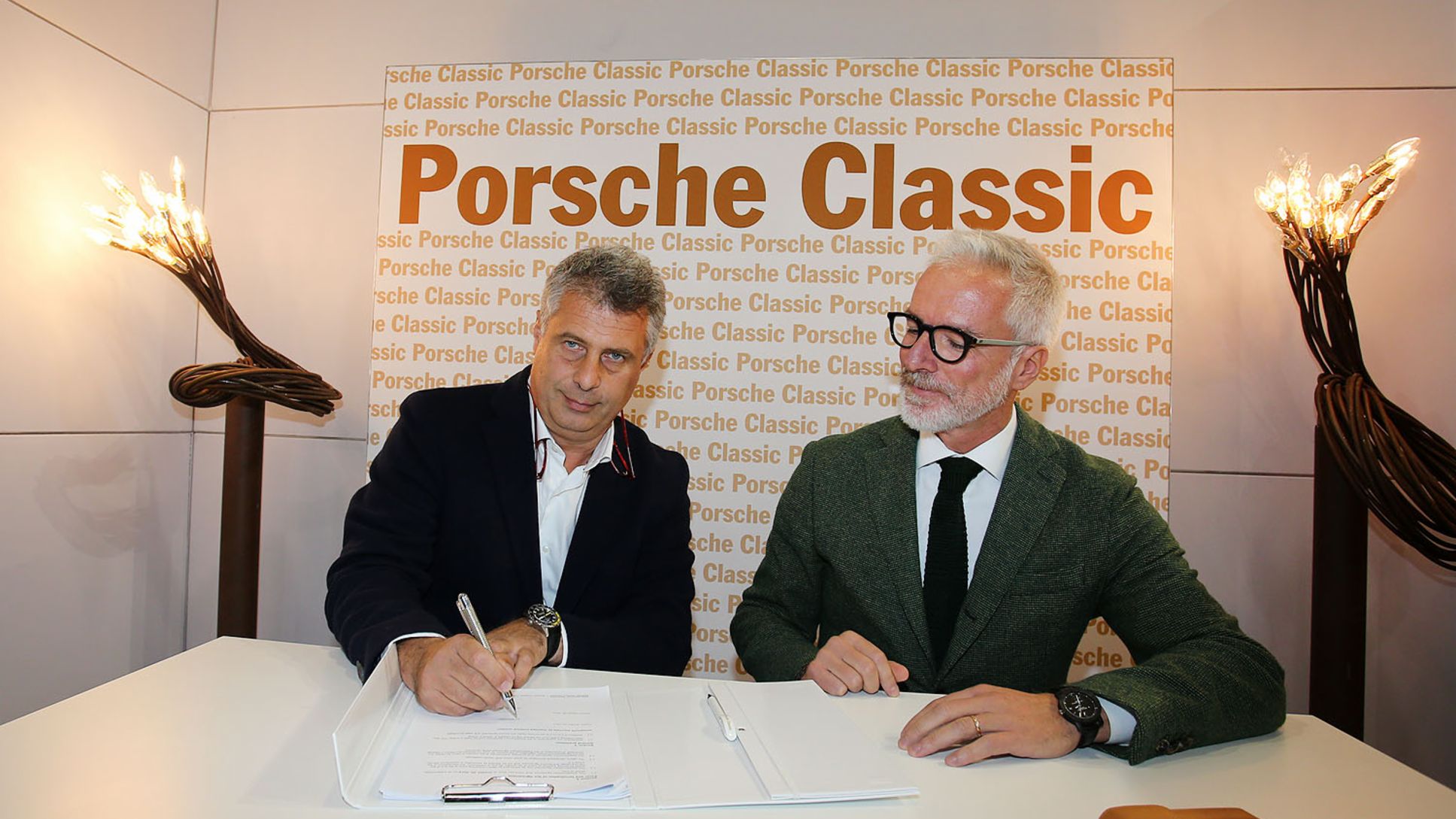 Nomina del quarto Porsche Partner Classic a Catania, il momento della firma: da sinistra Rosario Palazzo (C.A. Catania) e Pietro Innocenti (Direttore Generale di Porsche Italia)