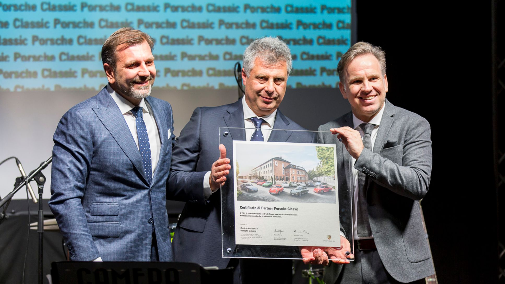 Consegna del certificato di Partner Classic_da sinistra: Alessio Morini, direttore post vendita Porsche Italia, Rosario Palazzo titolare del Centro Assistenza Porsche Catania e Ralf Bady responsabile post vendita Europa sud