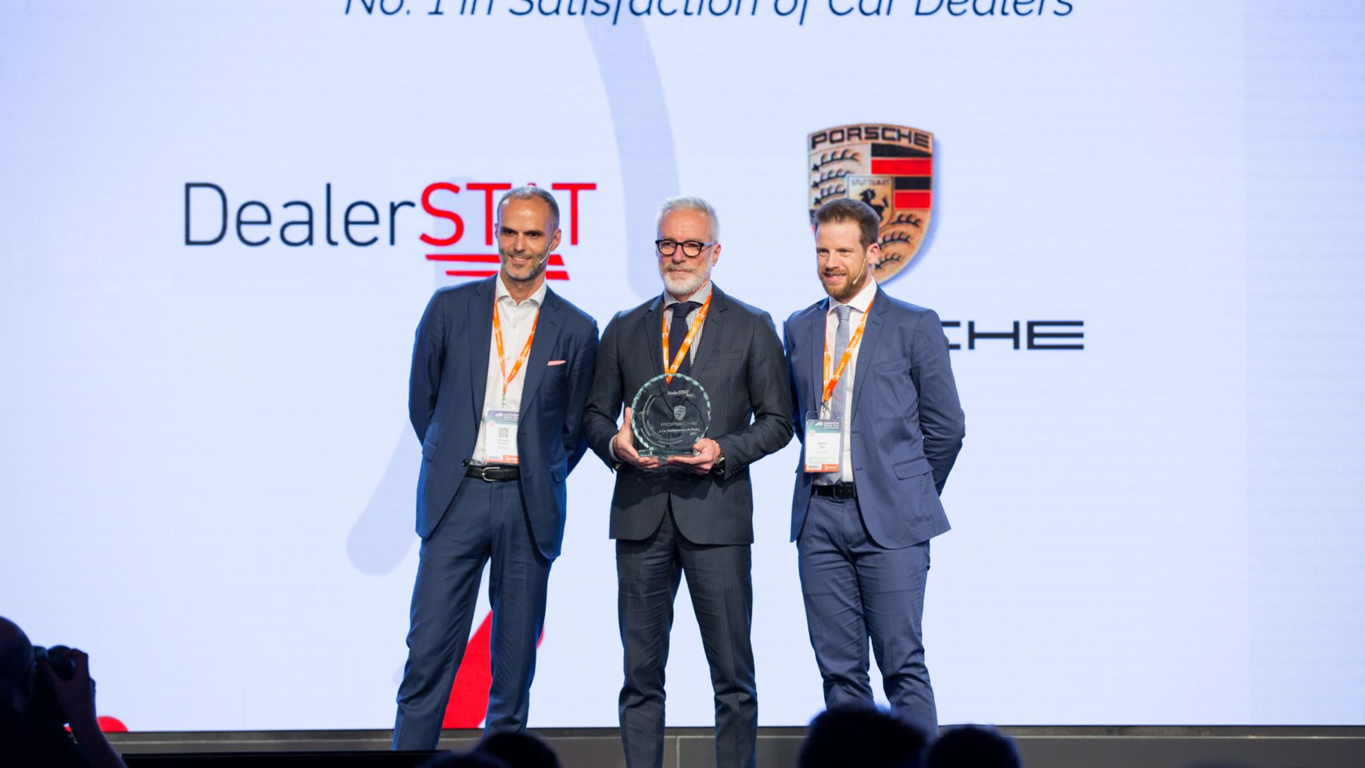 Leonardo Buzzavo, Presidente di Quintegia, Pietro Innocenti, Direttore Generale di Porsche Italia e Alberto Bet, Research Manager Quintegia
