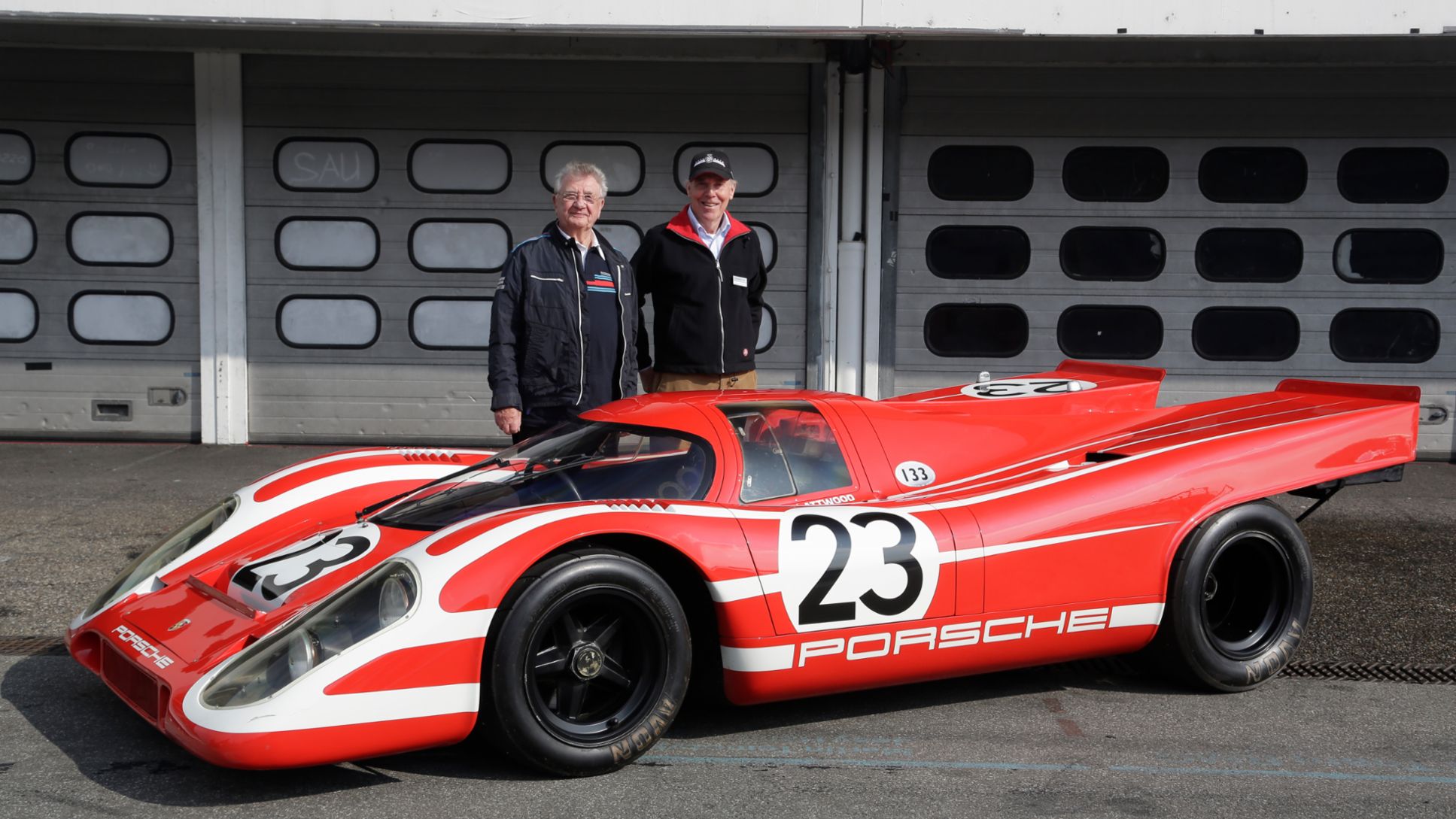Hans Herrmann (izq.) y Richard Attwood junto al Porsche 917 KH Coupé #23, ganador de Le Mans en 1970.