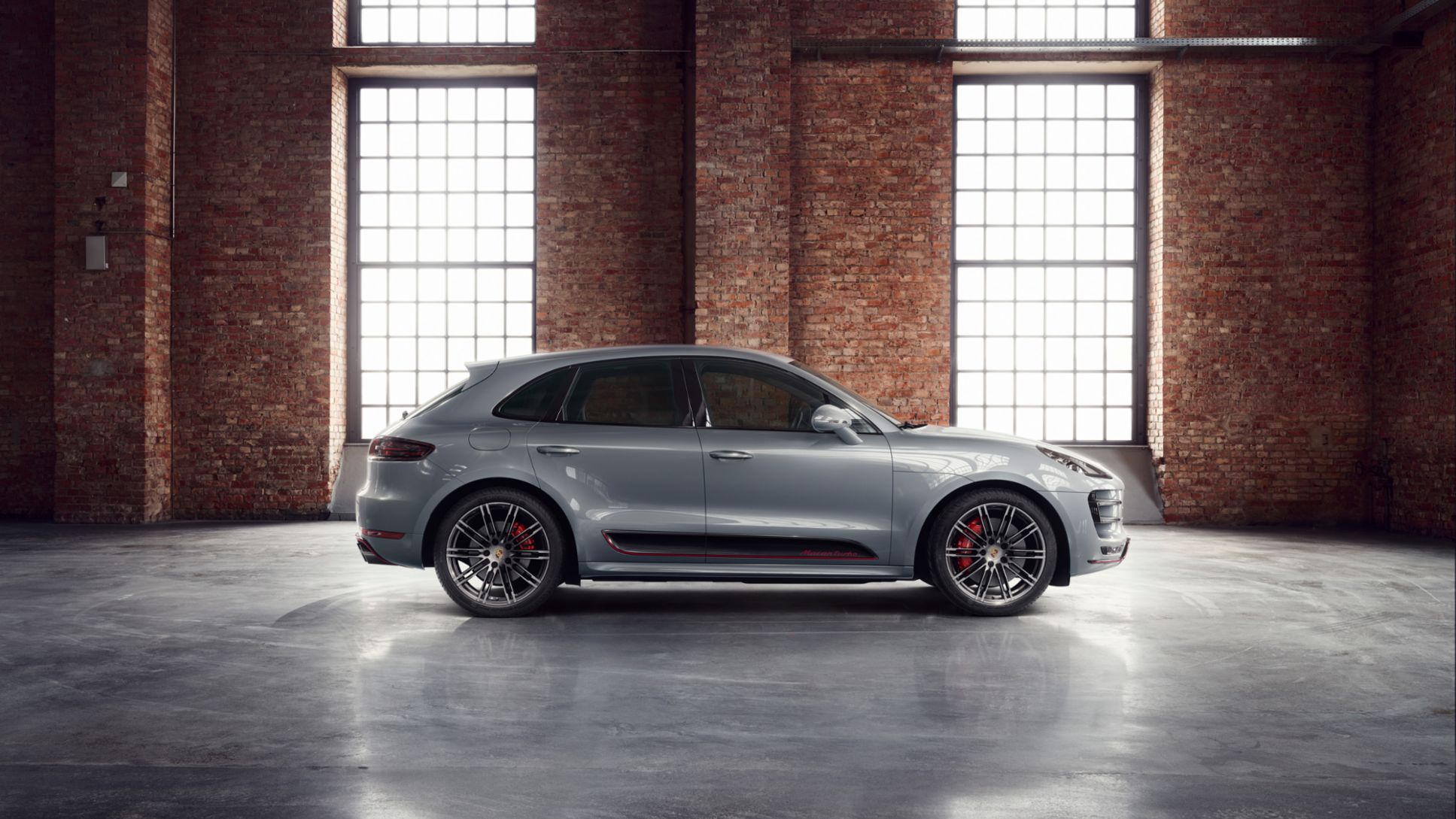 Macan Turbo Exclusive Performance Edition (This model is only available in selected markets)
