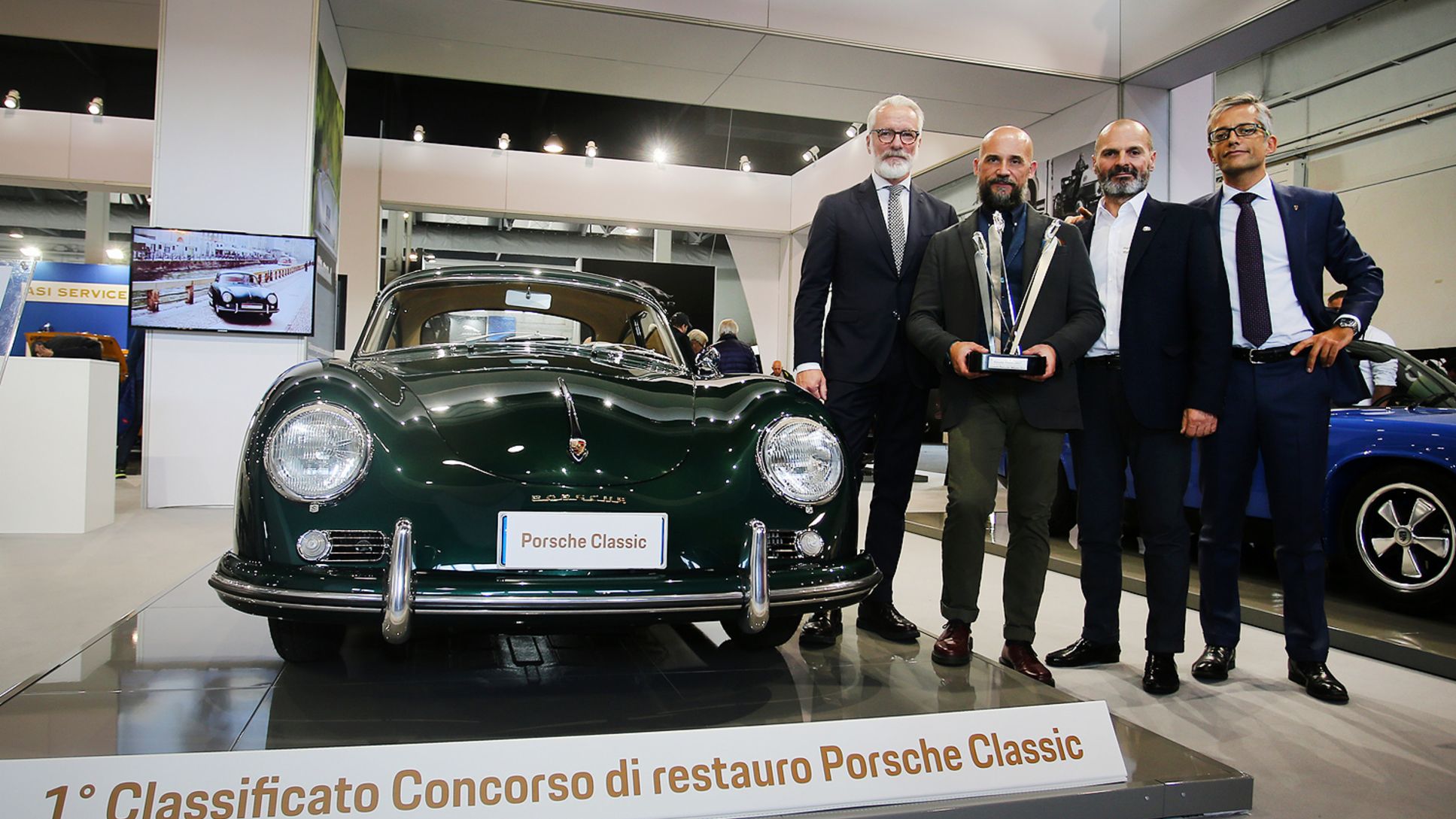 Pietro Innocenti, Direttore Generale Porsche Italia, consegna il premio al primo classifcato Centro Porsche Milano Est per il restauro della 356 Verde Lago