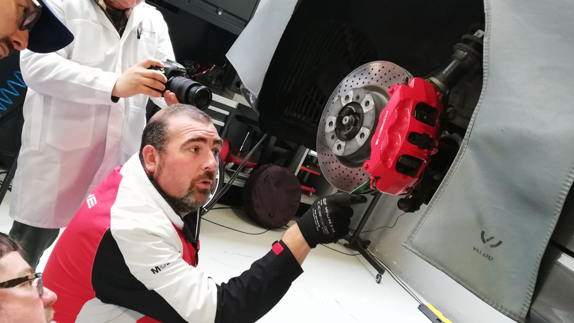 Francisco Carvajal, Gerente Técnico de Porsche en Chile, revisa el sistema de frenos de un Porsche Boxster.