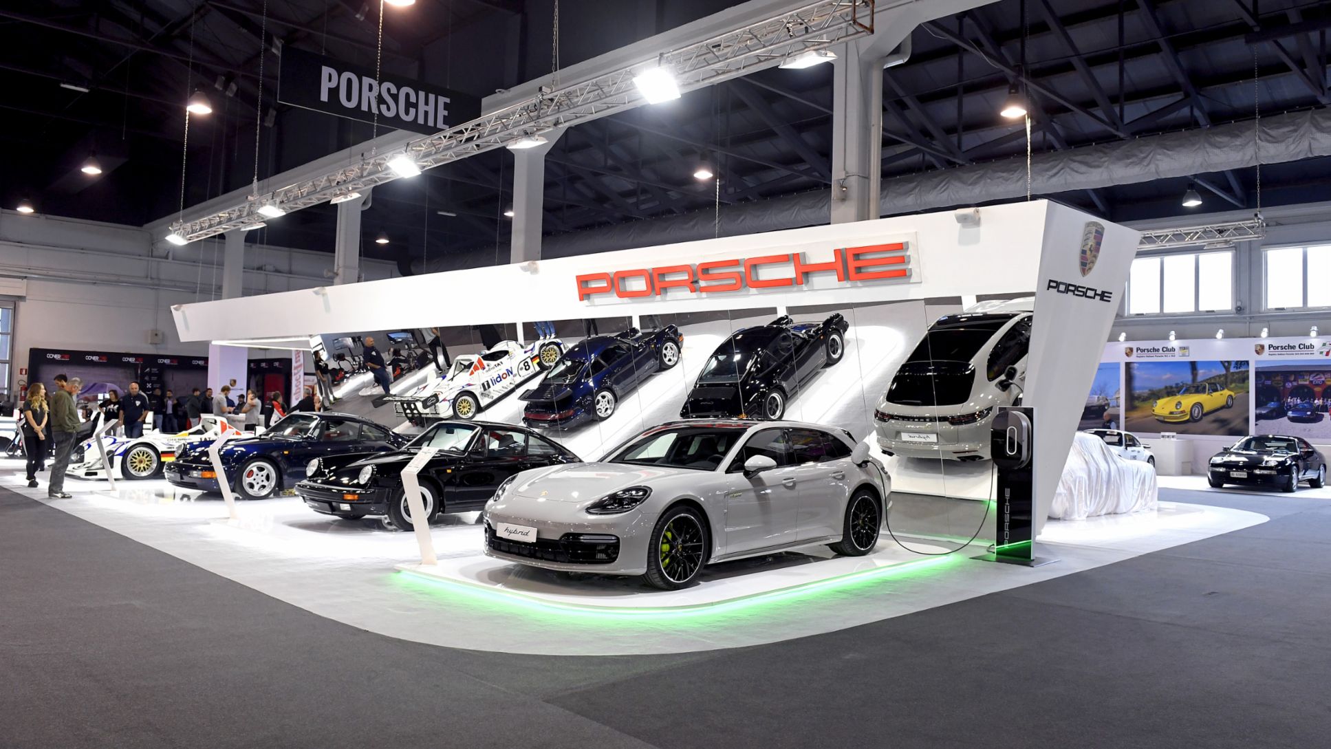 Lo stand Porsche ad Auto Moto d'Epoca _ Progetto "Looking for a Reflexion" vincitore del contest "A Pavilion for Porsche"