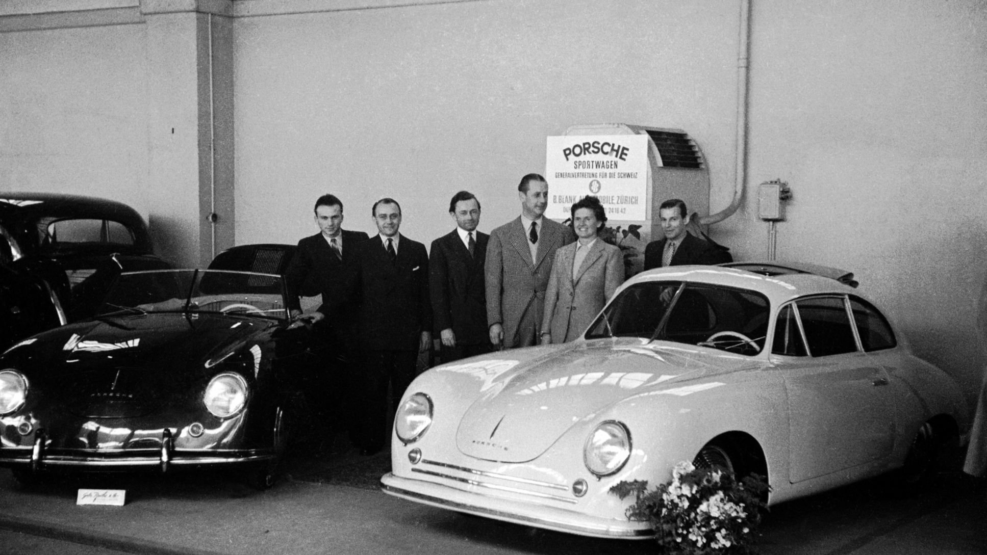 I presenti ai festeggiamenti per il debutto internazionale della 356 a Ginevra nel 1949 (da sinistra a destra): Heinrich Kunz (venditore), Hans Orsini (impiegato di Bernhard Blank), Ferry Porsche, Bernhard Blank, Louise Piëch, Ernst Schoch (segretario personale di Bernhard Blank)
