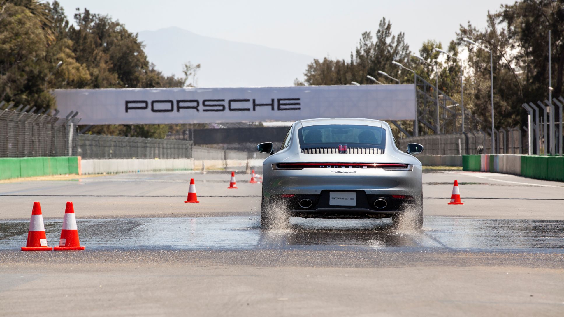 Porsche Wet para conducir de forma más segura en superficies mojadas