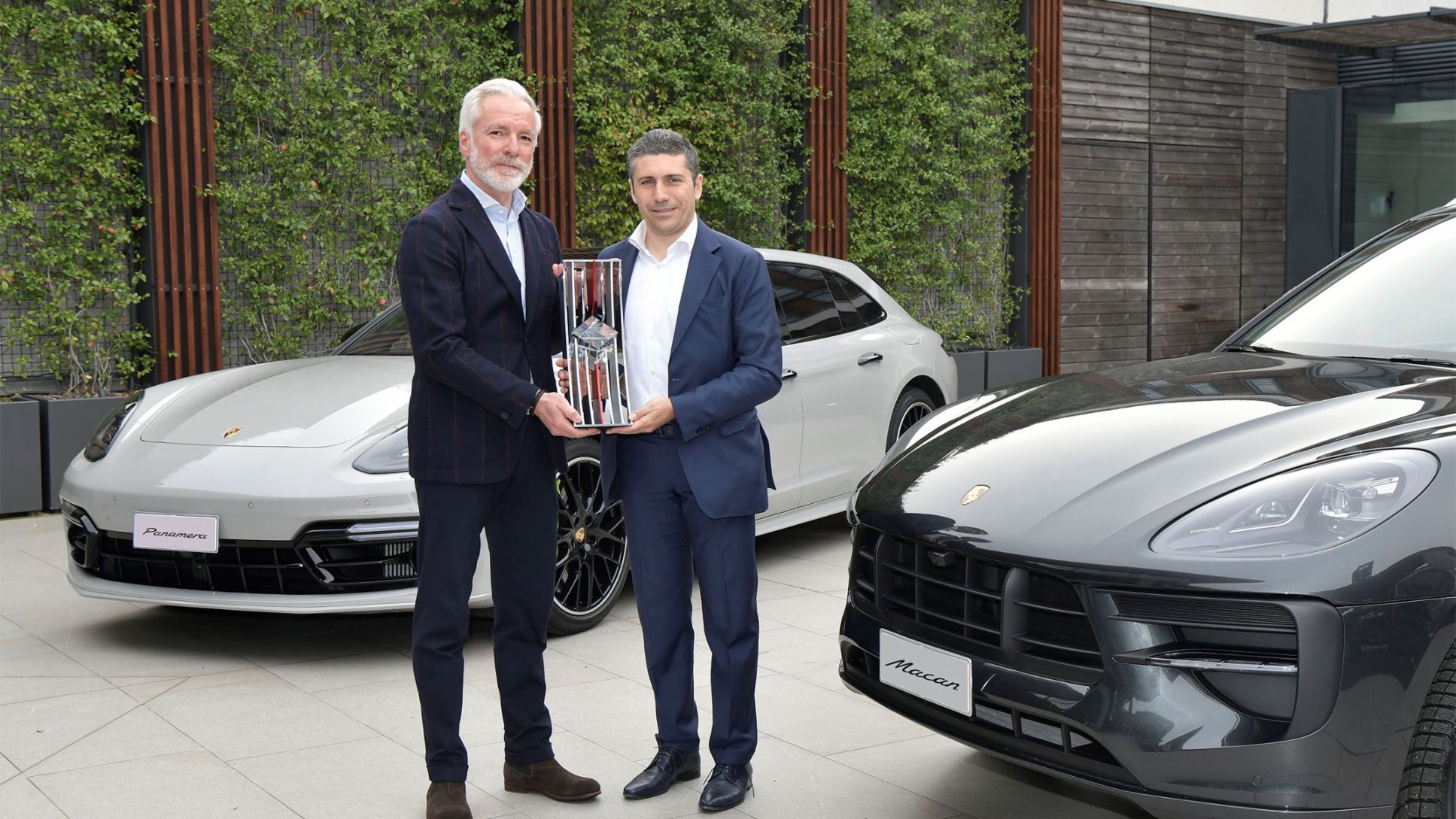 Premiazione Top Partner 2019_Pietro Innocenti (Direttore Generale di Porsche Italia) e Juri Gabellini (Titolare Centro Porsche Pesaro)