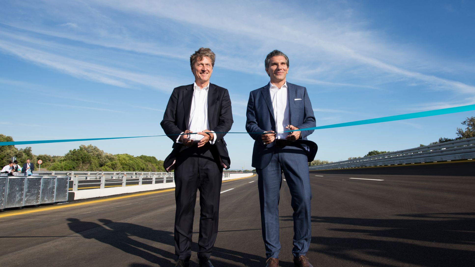 Malte Radmann, Presidente del Consiglio di Amministrazione di NTC e Amministratore Delegato di Porsche Engineering insieme ad Antonio Gratis, Direttore Generale del Nardò Technical Center alla cerimonia di apertura del circuito ristrutturato (da sinistra a destra)