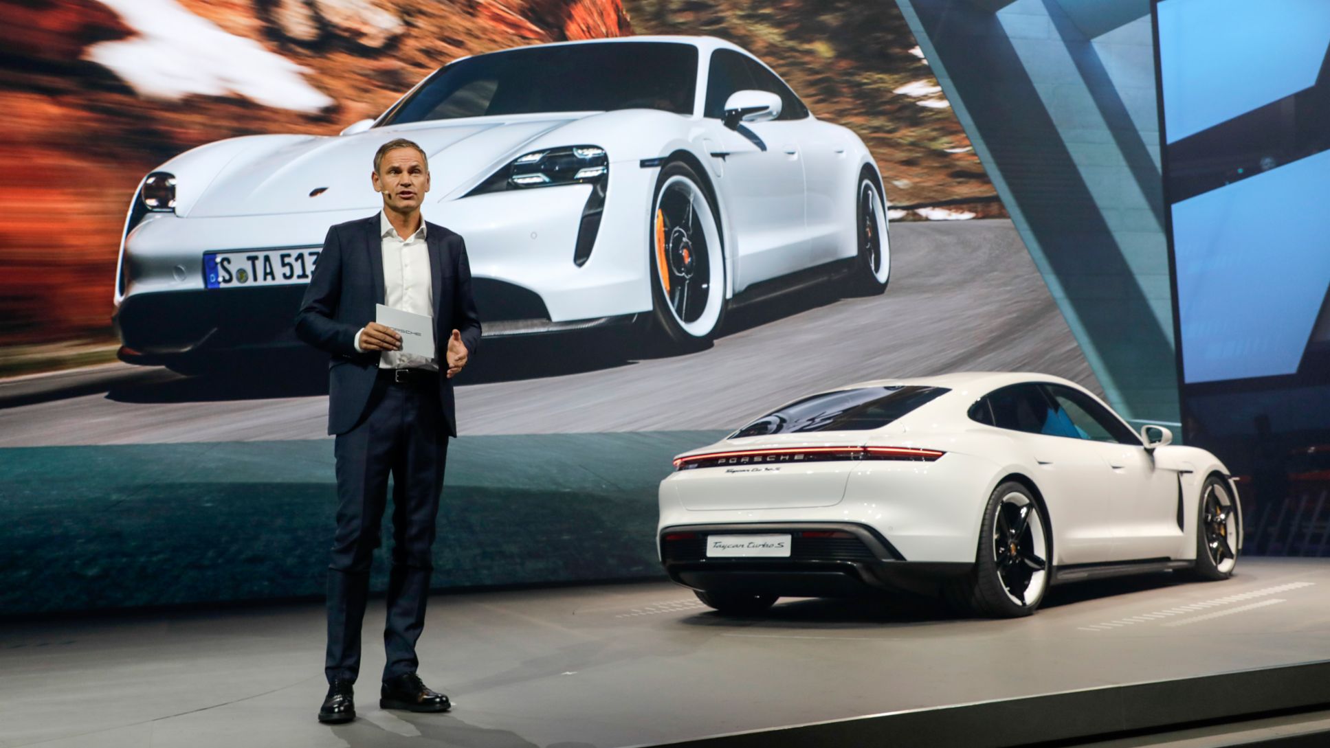 IAA 2019: Oliver Blume, Presidente del Consiglio di Amministrazione di Porsche AG, presenta la nuova Taycan