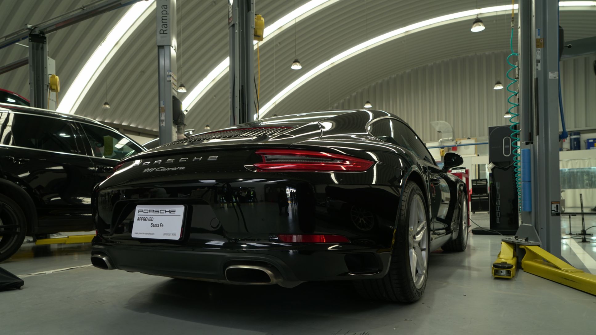 911 en el Porsche Pre-owned Car Centre listo para su certificación como vehículo "Porsche Approved"